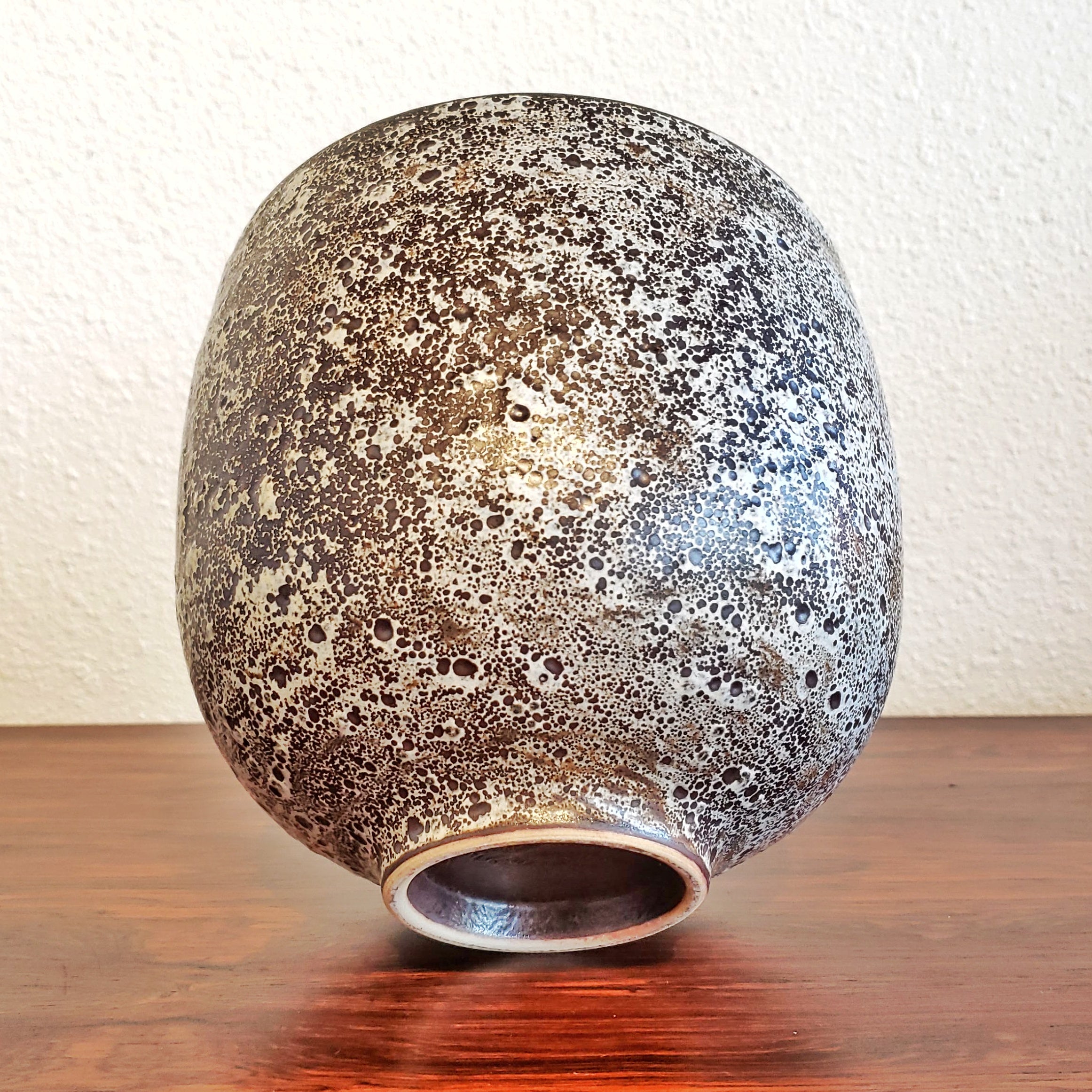 RICHARD FREIWALD ‘ATOMIC MAGNETITE’ SPOT GLAZE BOWL/CACHEPOT