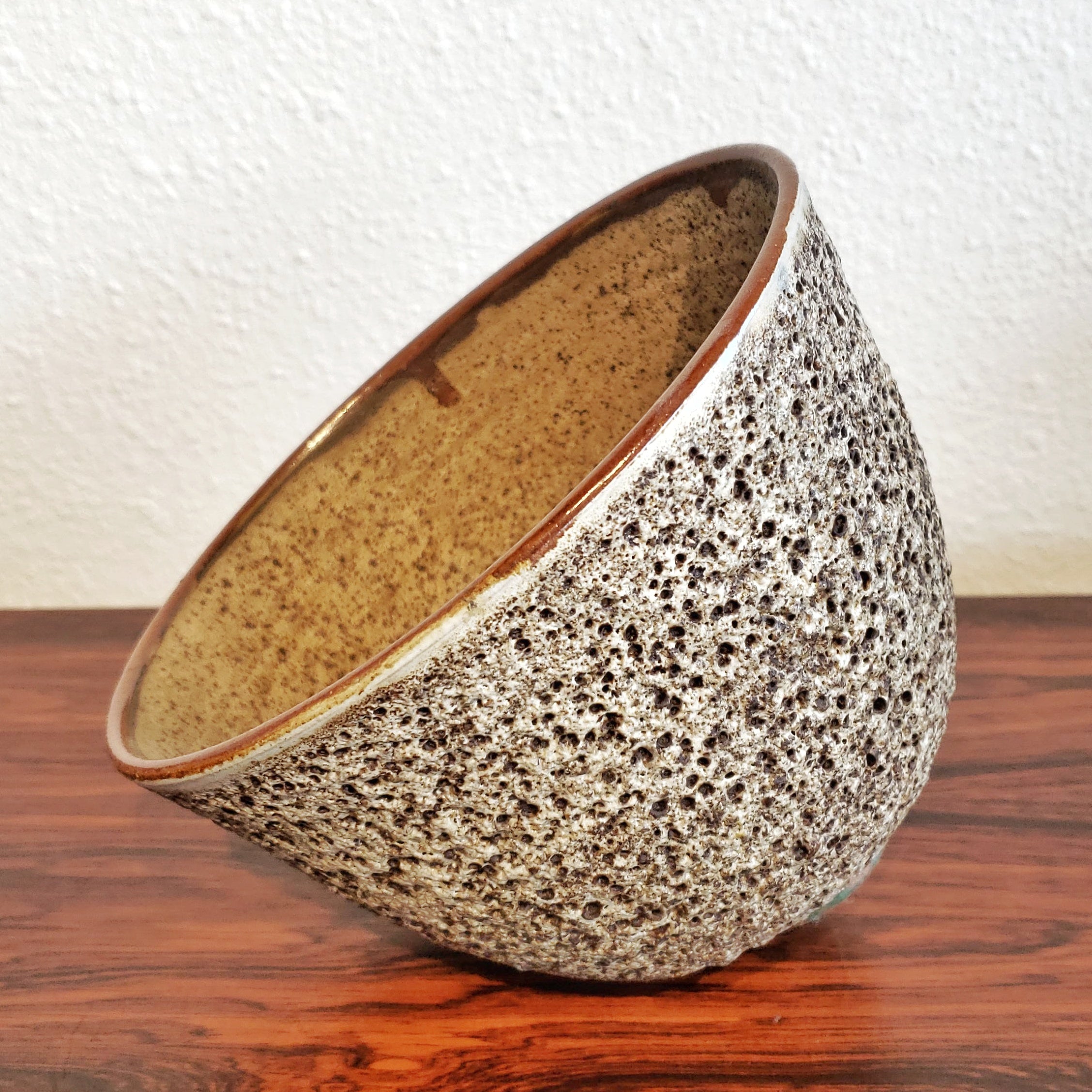 1960s EDNA ARNOW STUDIO POTTERY BOWL/VASE/CACHEPOT WITH A VOLCANIC PUMICE GLAZE