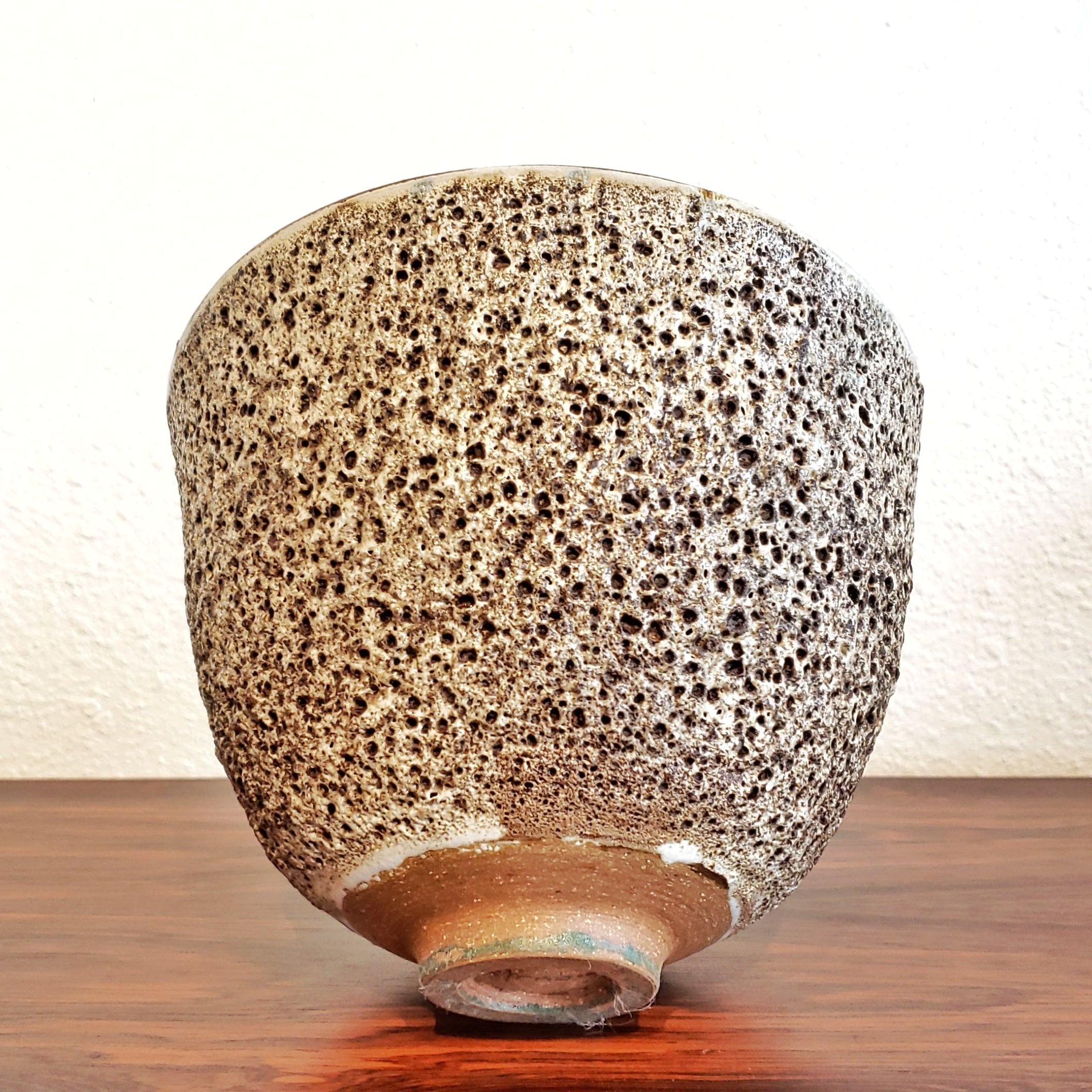 1960s EDNA ARNOW STUDIO POTTERY BOWL/VASE/CACHEPOT WITH A VOLCANIC PUMICE GLAZE