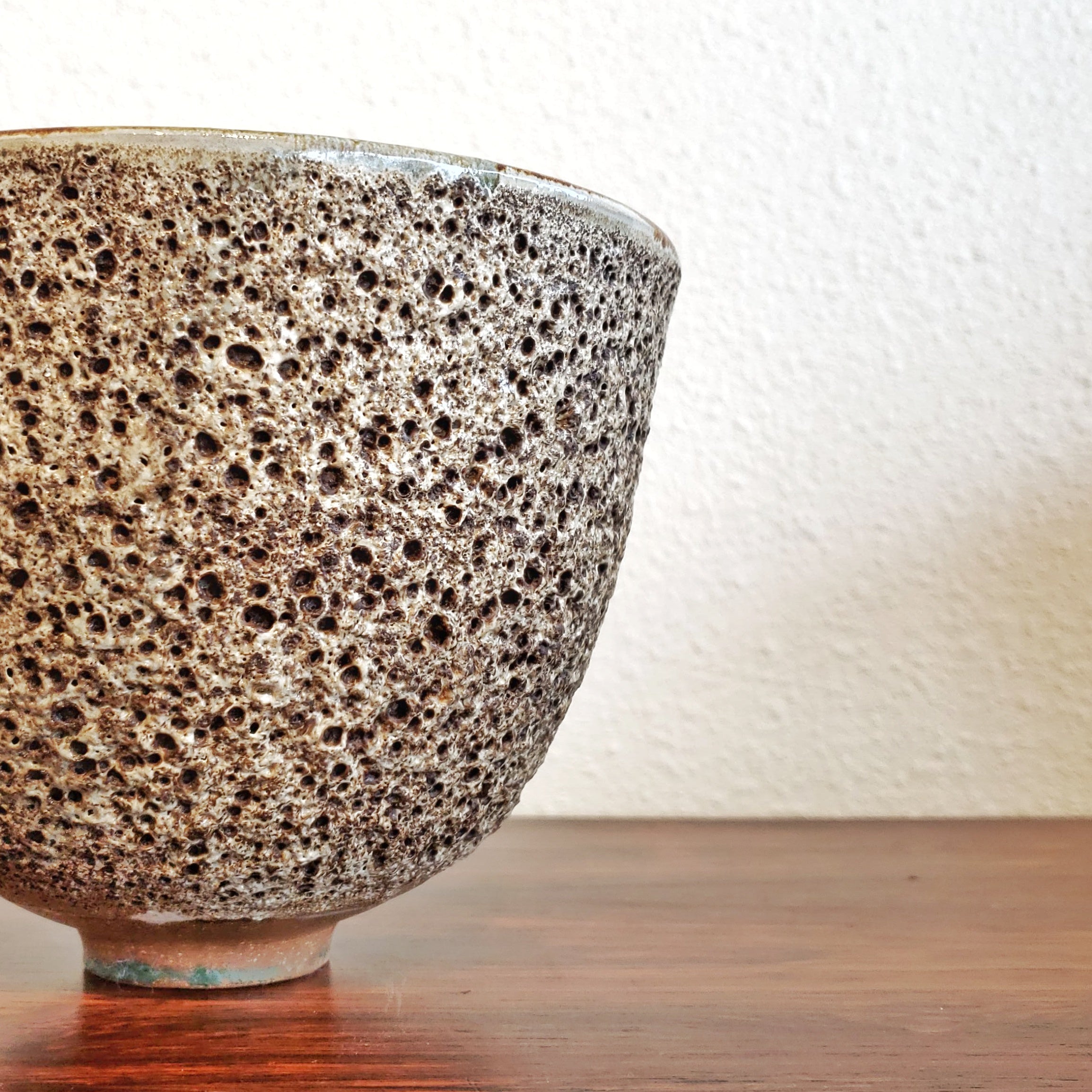 1960s EDNA ARNOW STUDIO POTTERY BOWL/VASE/CACHEPOT WITH A VOLCANIC PUMICE GLAZE