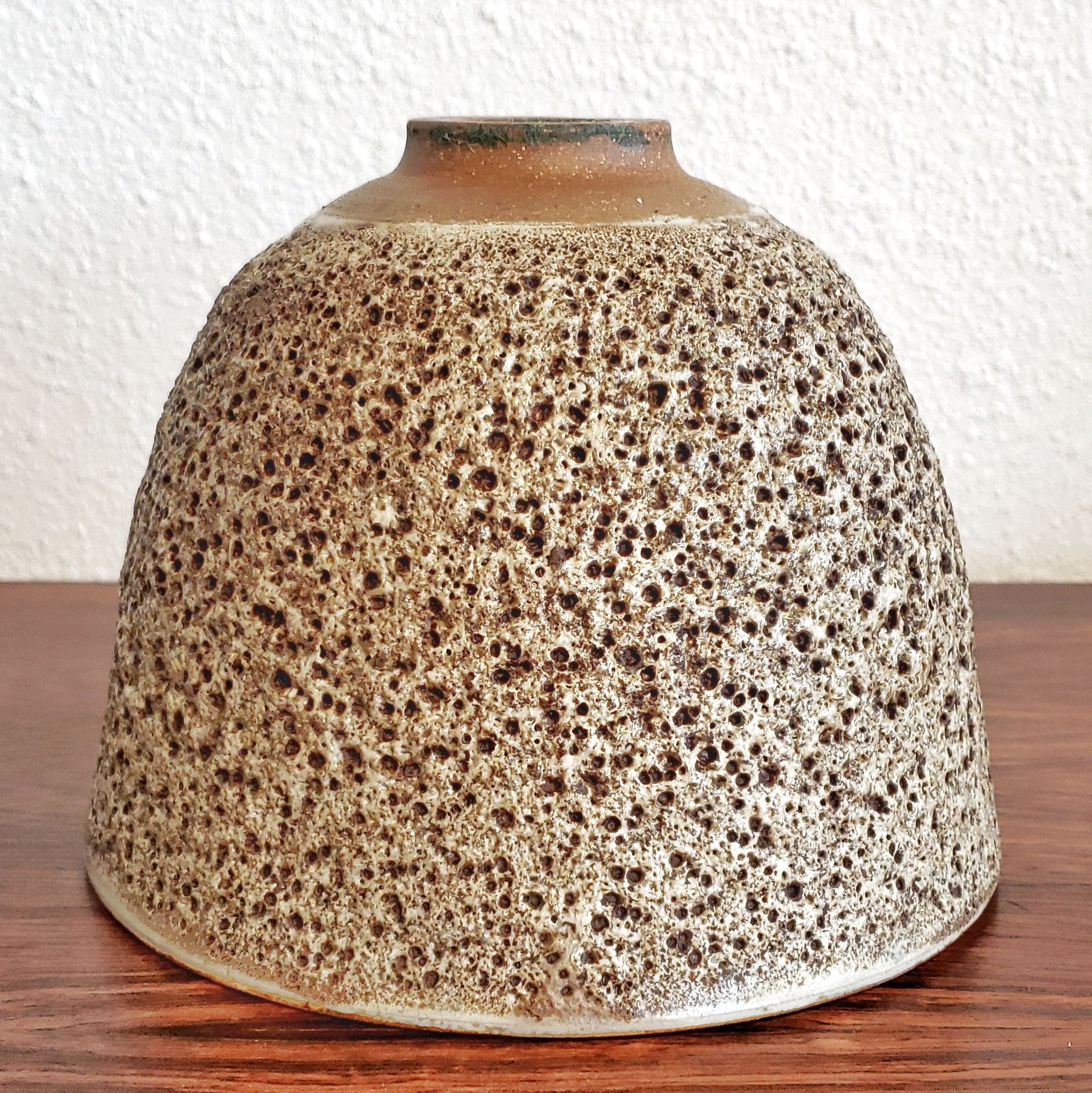 1960s EDNA ARNOW STUDIO POTTERY BOWL/VASE/CACHEPOT WITH A VOLCANIC PUMICE GLAZE