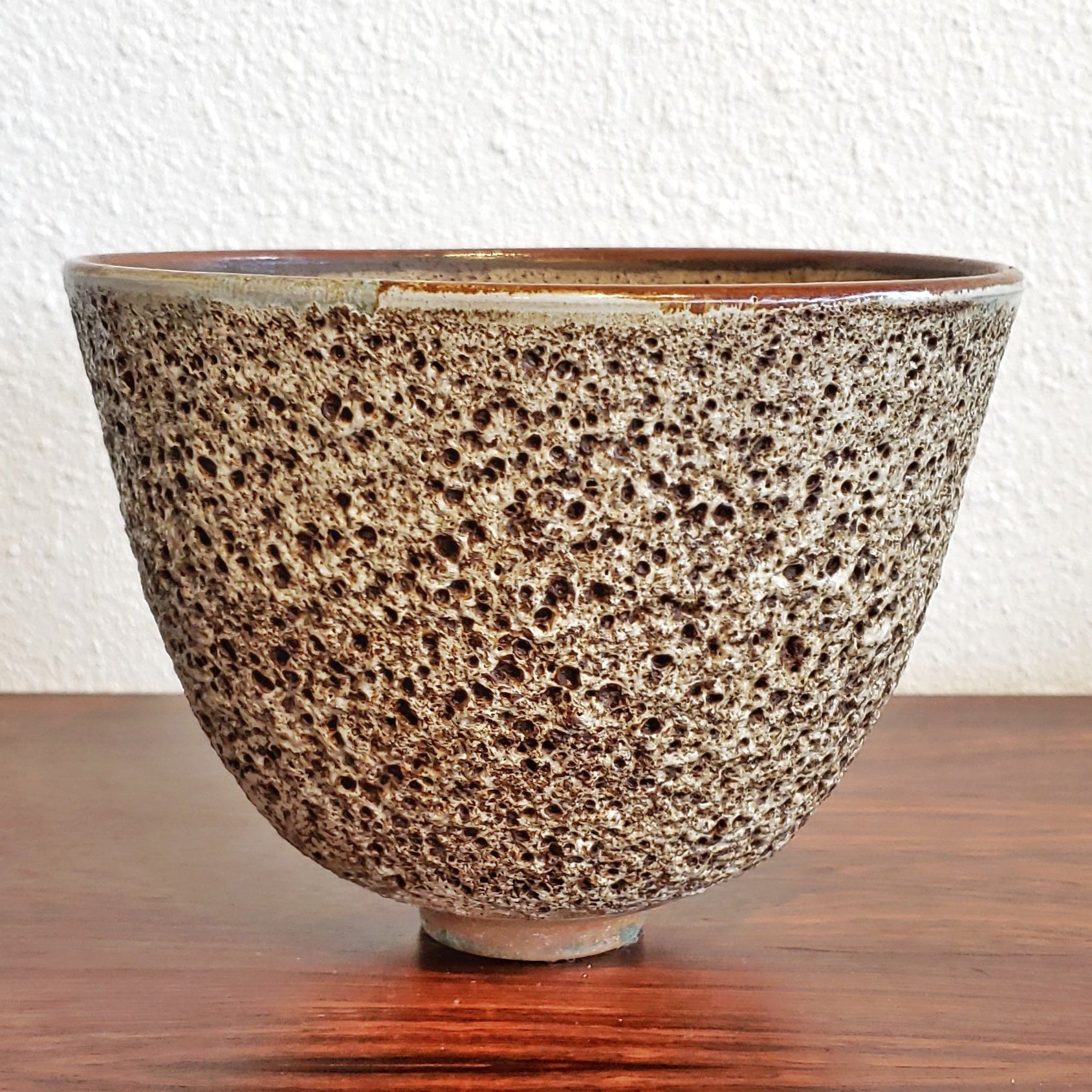 1960s EDNA ARNOW STUDIO POTTERY BOWL/VASE/CACHEPOT WITH A VOLCANIC PUMICE GLAZE