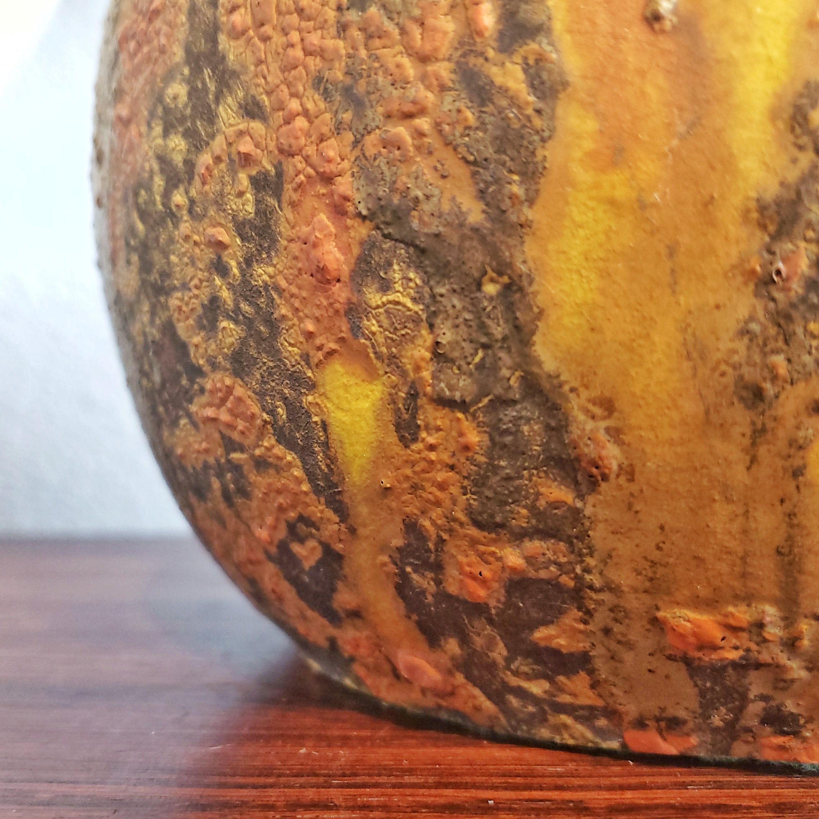 CRUSTY VOLCANIC BALL LAMP