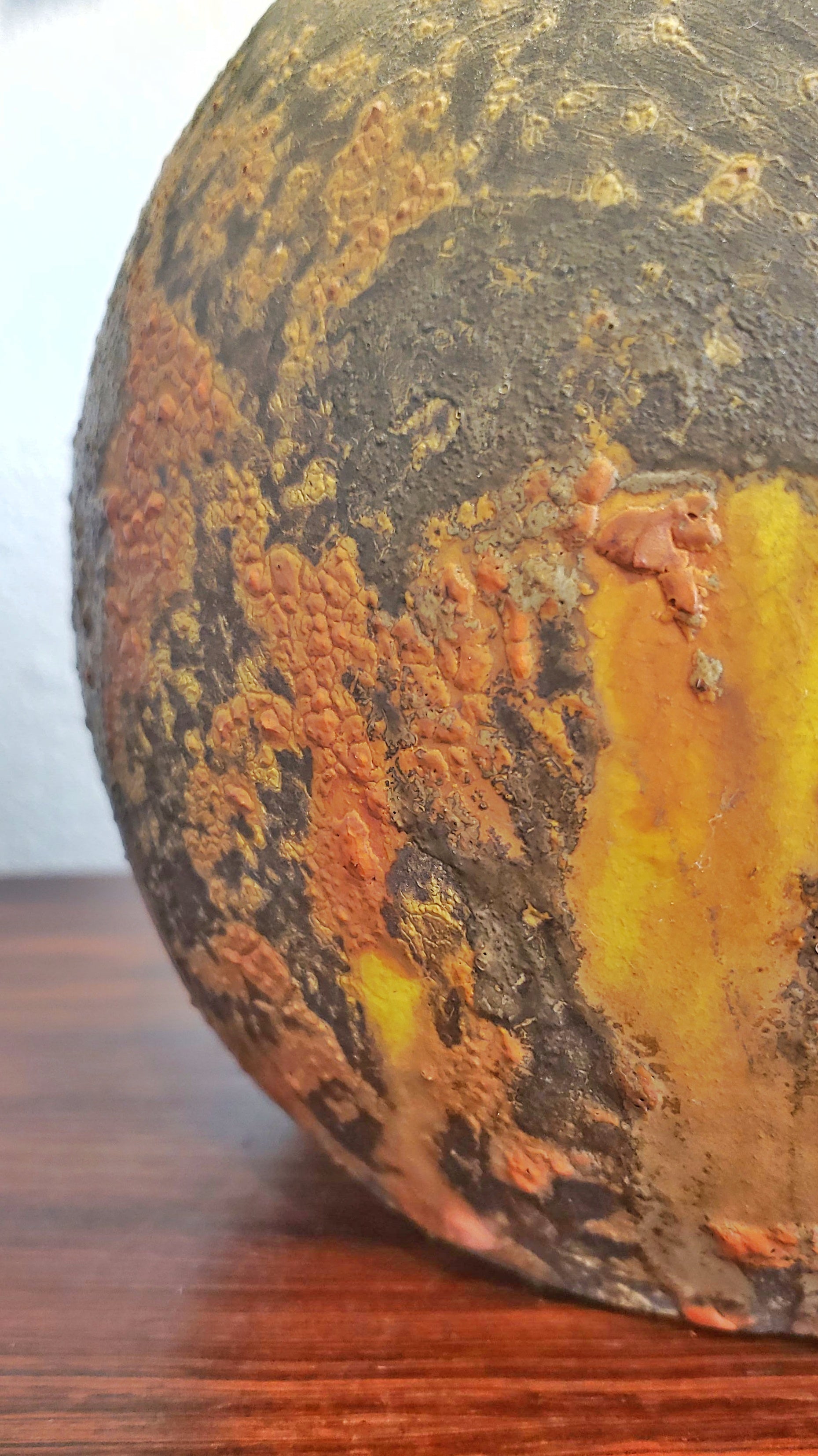 CRUSTY VOLCANIC BALL LAMP