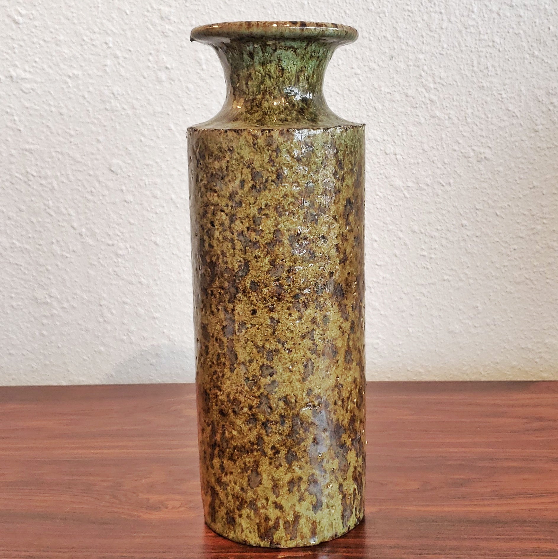 CHAMOTTE STONEWARE VASE IN THE STYLE OF GERHARD LIEBENTHRON (24 cm)