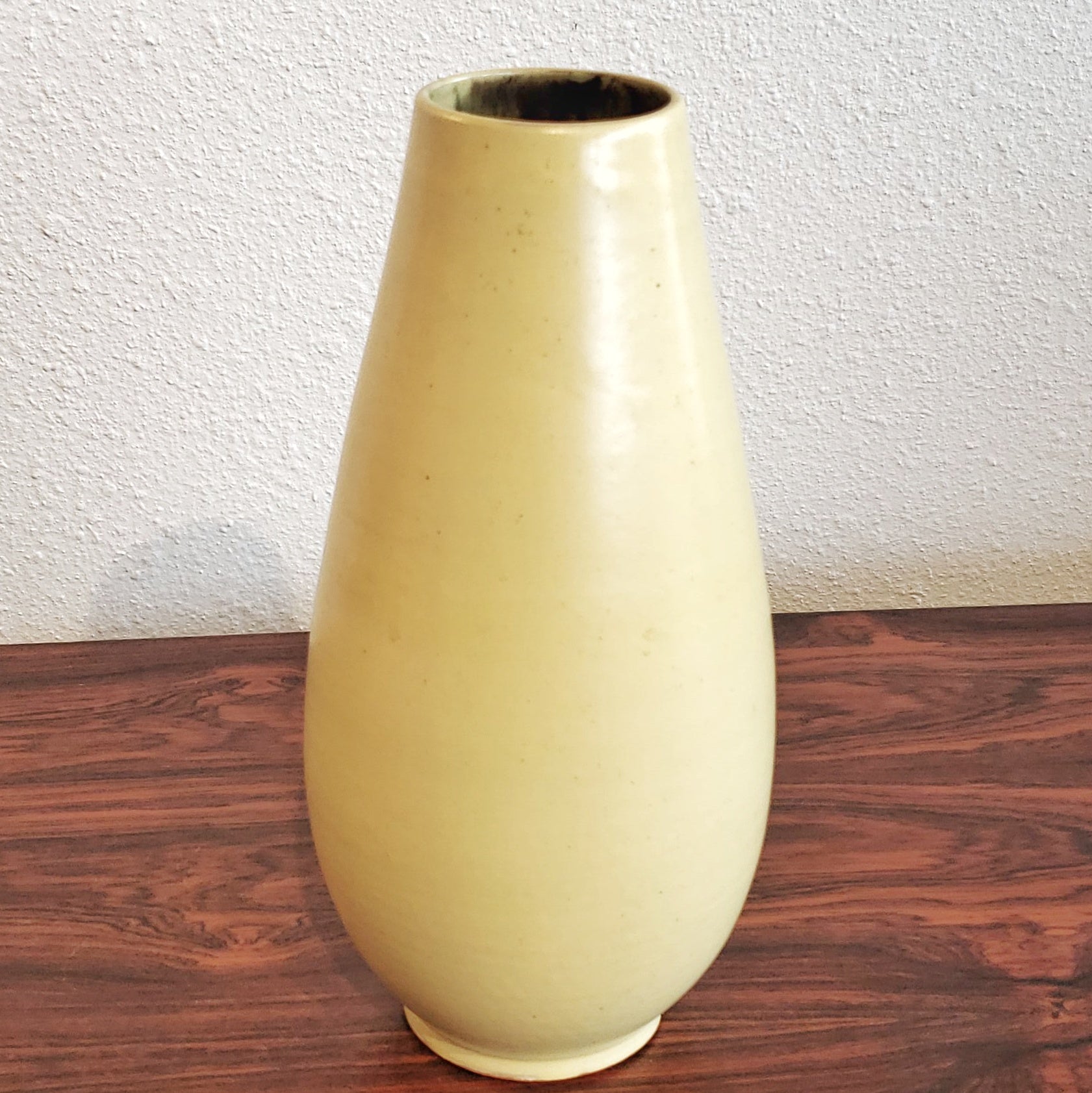 TALL YELLOW CONICAL VASE BY WILHELM DIEBENER FOR HANSA GOTHA KERAMIK (28 cm)