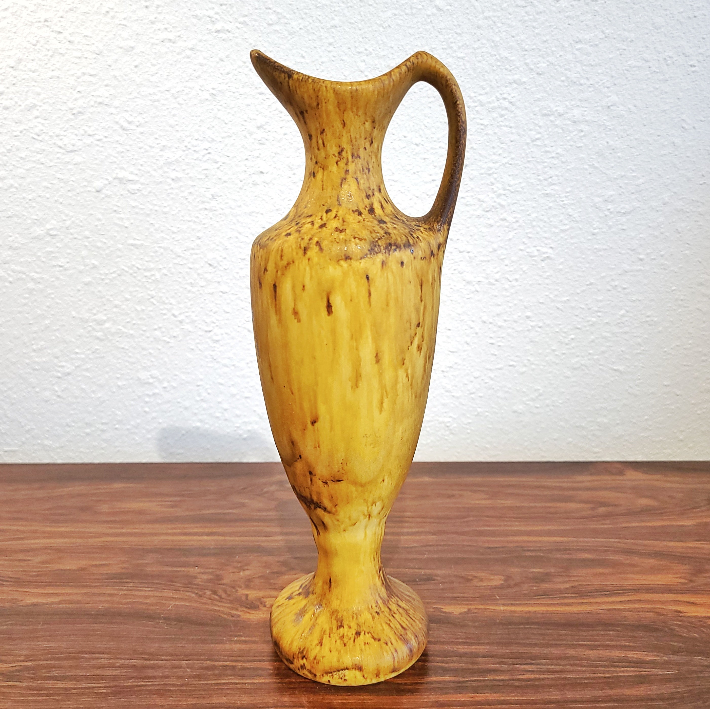 EARLY MAIGONIS DAGA EWER VASE