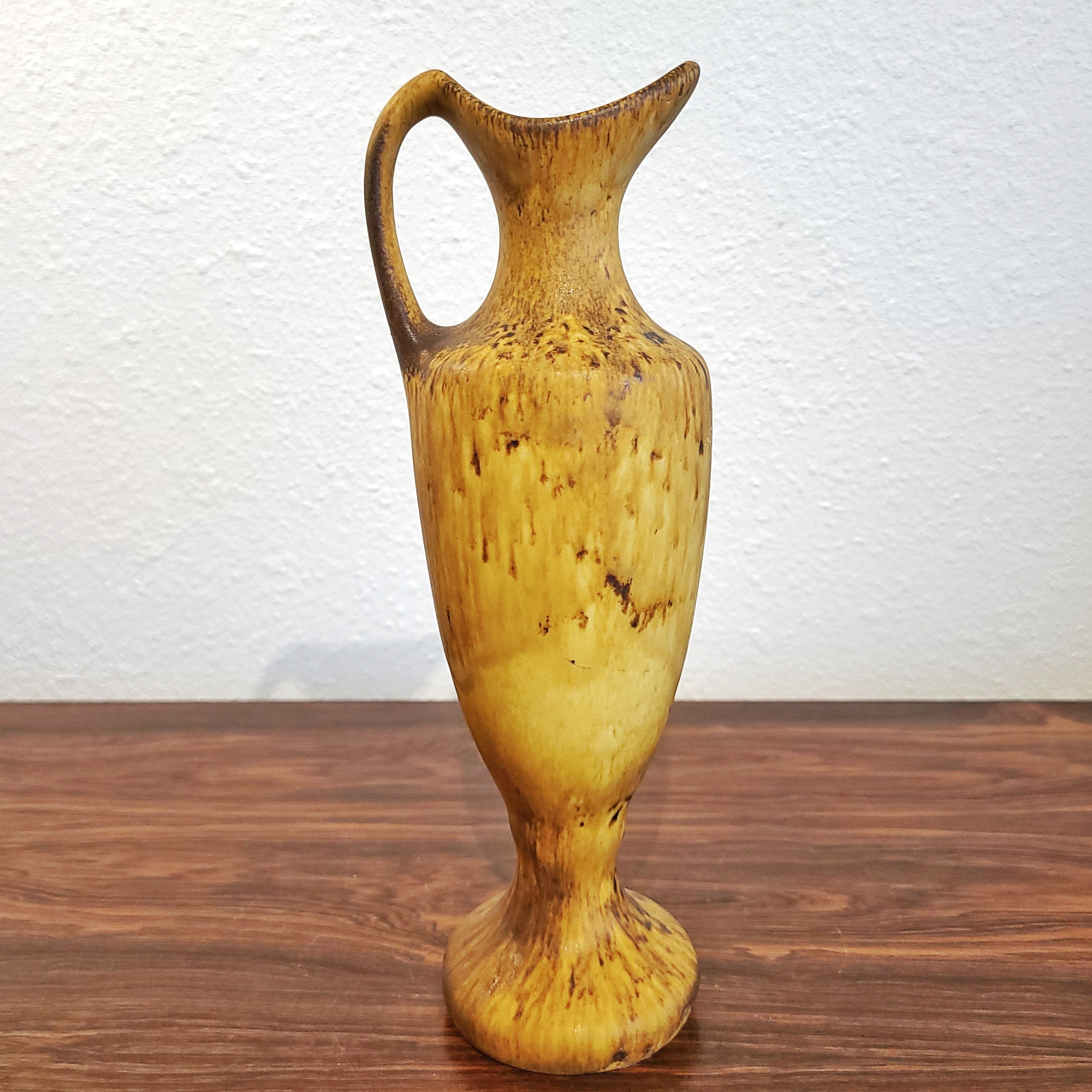 EARLY MAIGONIS DAGA EWER VASE