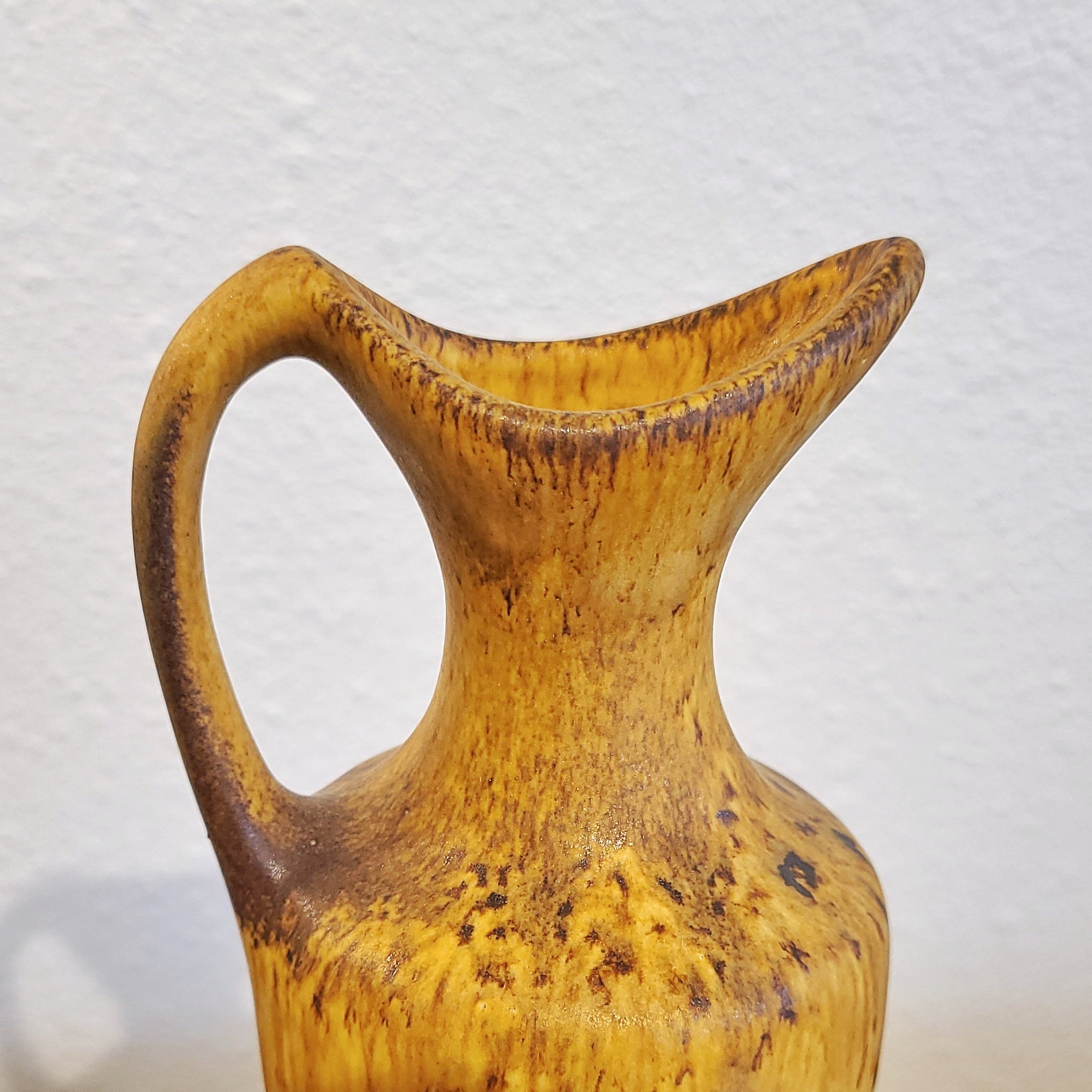 EARLY MAIGONIS DAGA EWER VASE