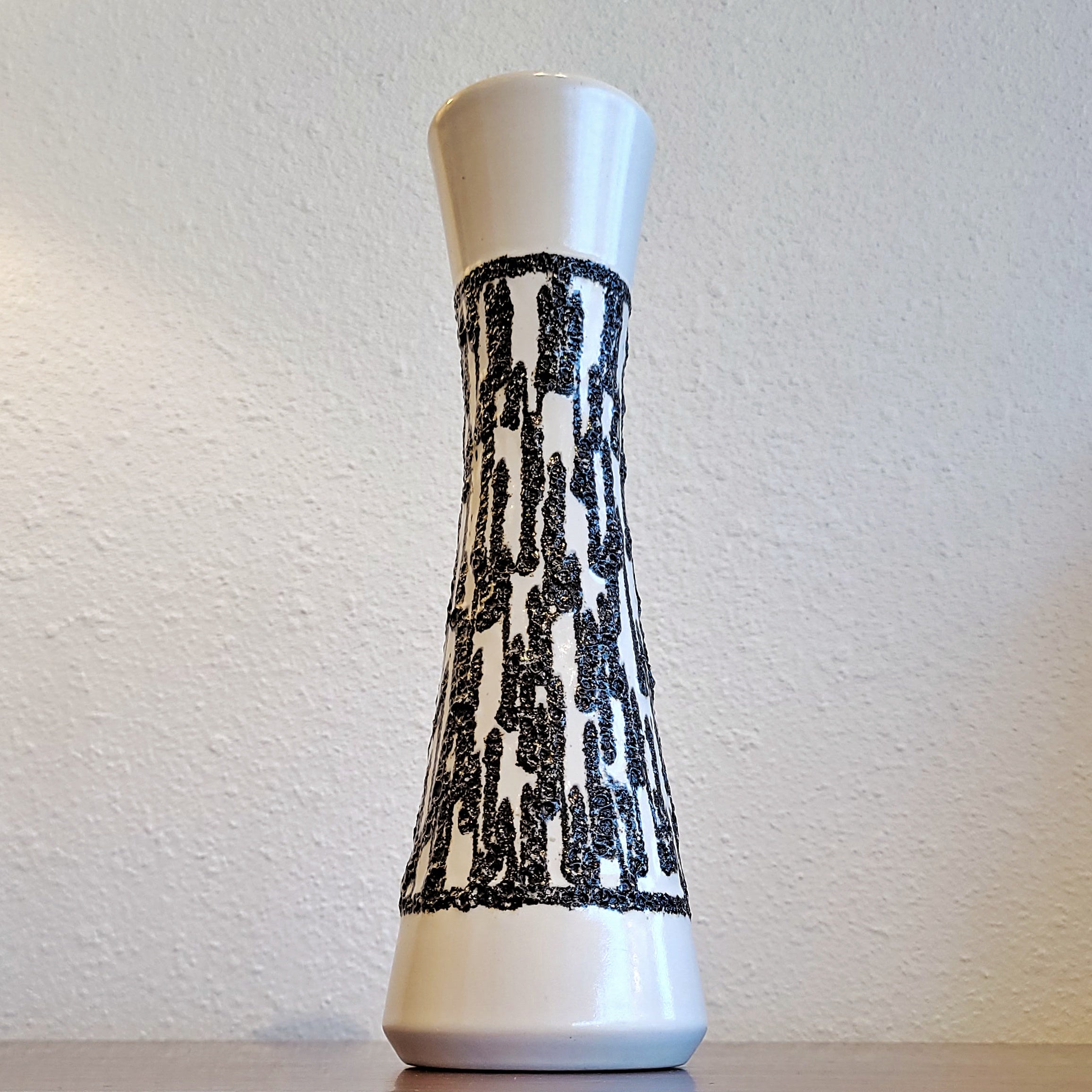 SLIM WAISTED ILKRA EDELKERAMIK VASE Nr. 1035/30