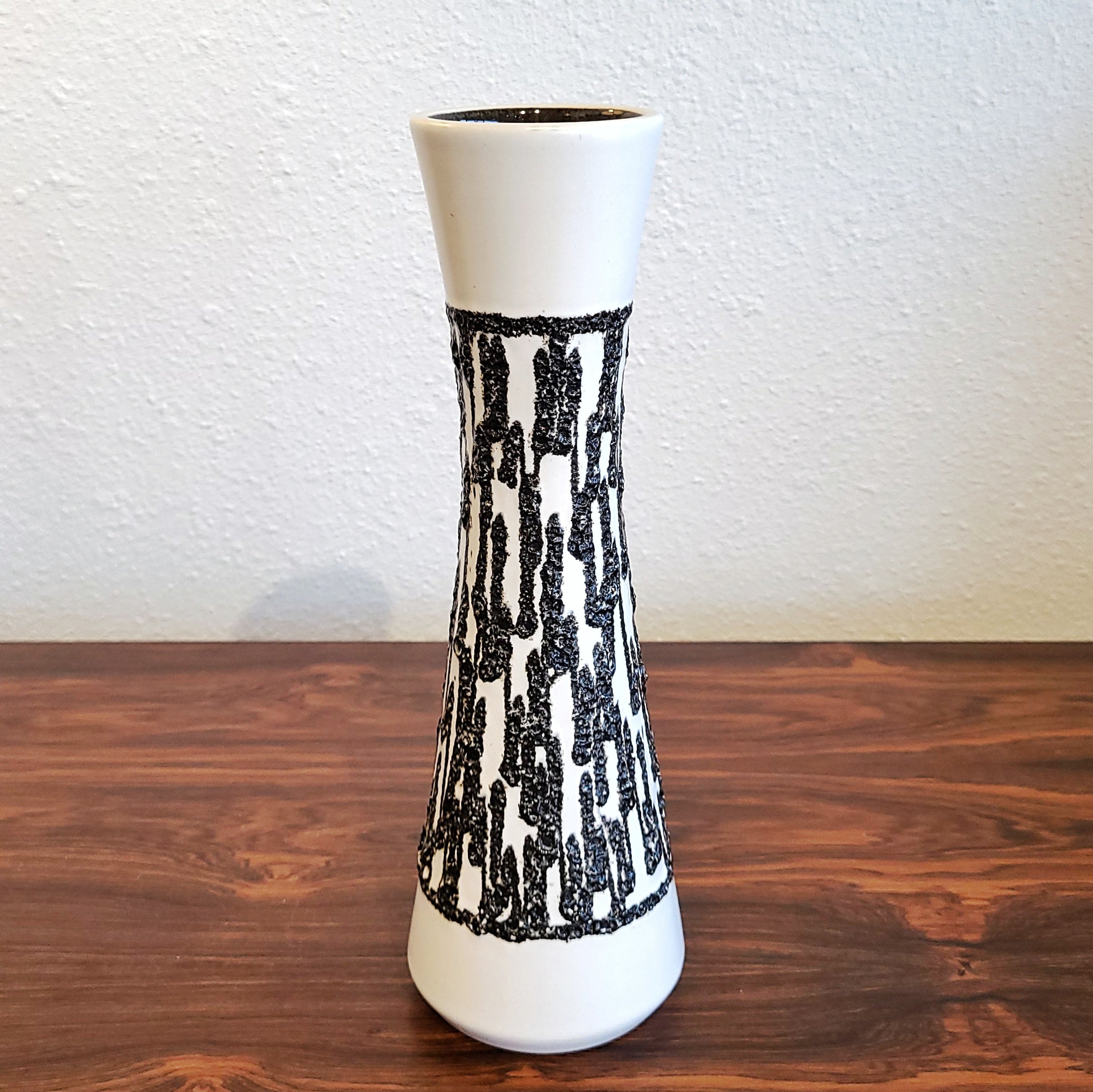 SLIM WAISTED ILKRA EDELKERAMIK VASE Nr. 1035/30