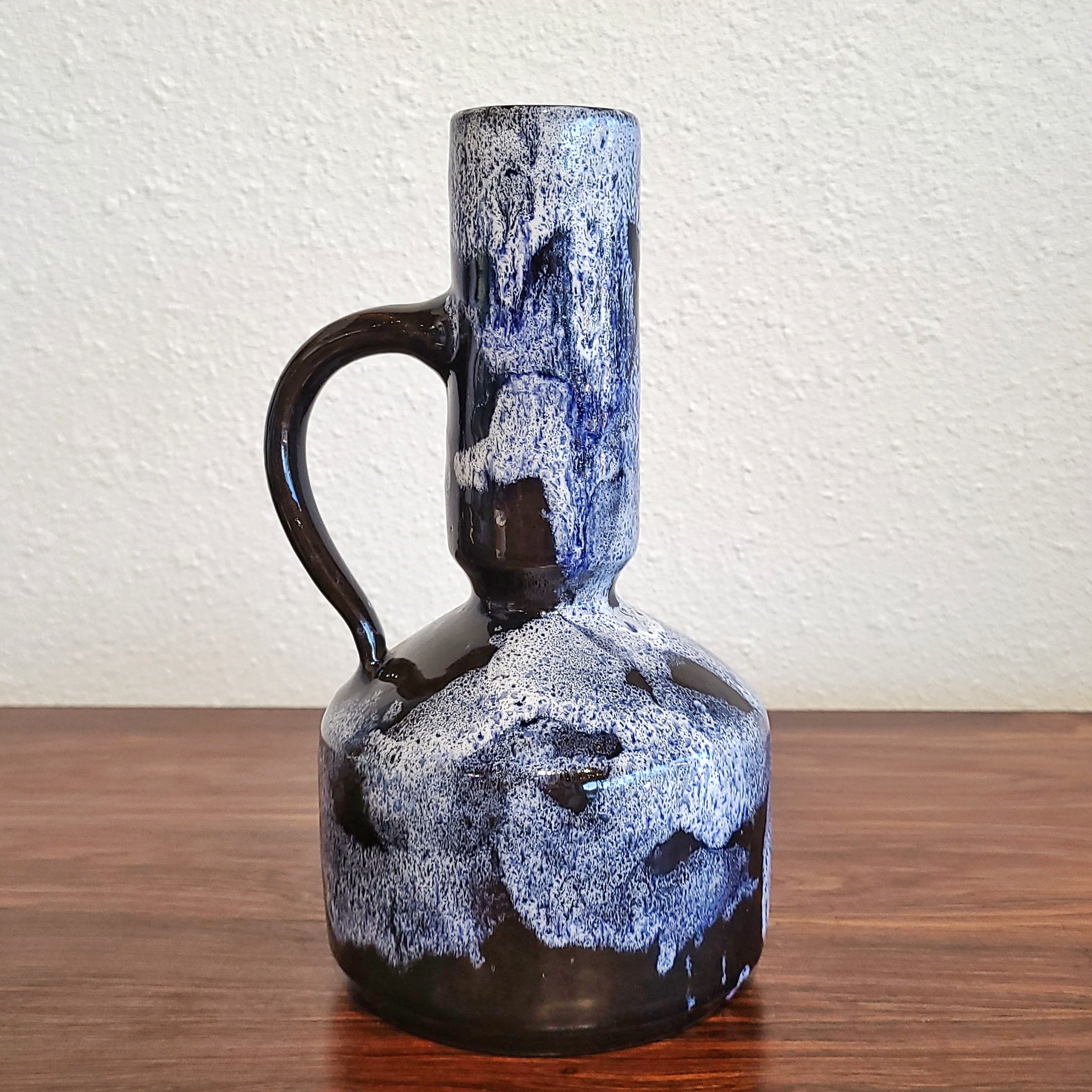 UNUSUAL BLUE AND WHITE STUDIO POTTERY HANDLE VASE (SIGNED)