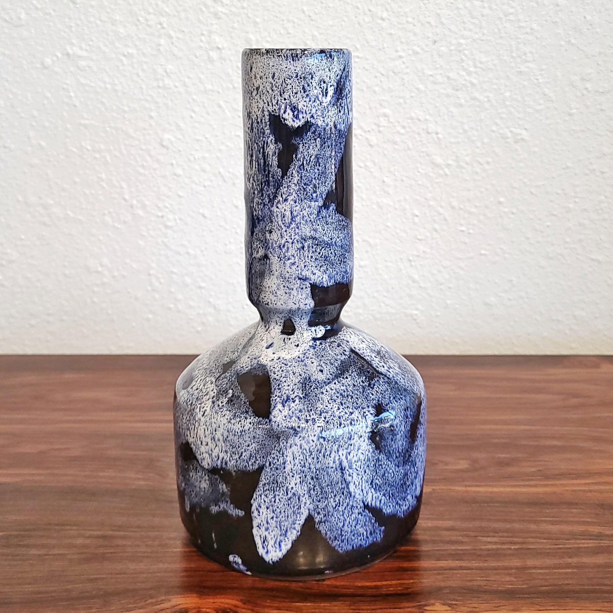 UNUSUAL BLUE AND WHITE STUDIO POTTERY HANDLE VASE (SIGNED)