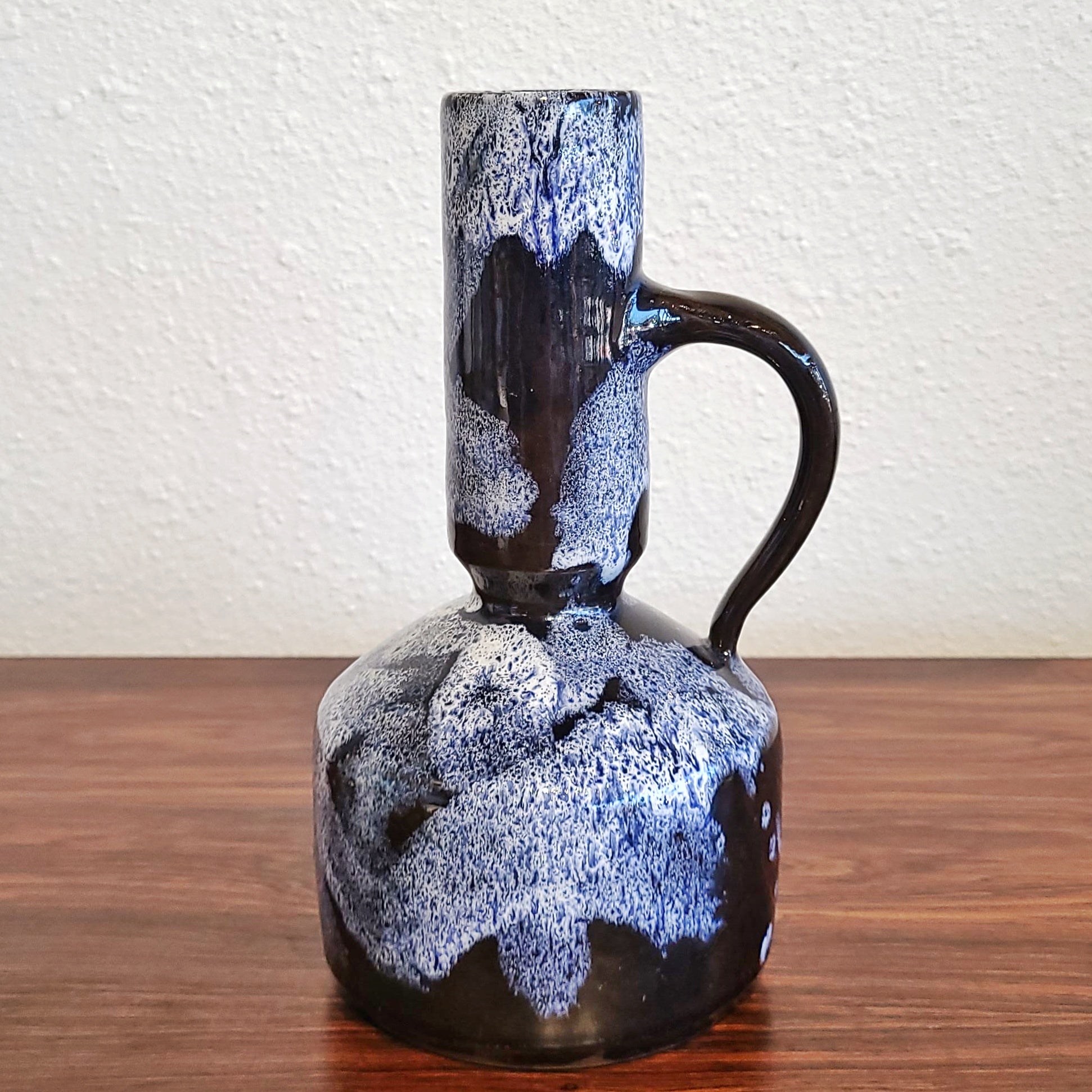 UNUSUAL BLUE AND WHITE STUDIO POTTERY HANDLE VASE (SIGNED)