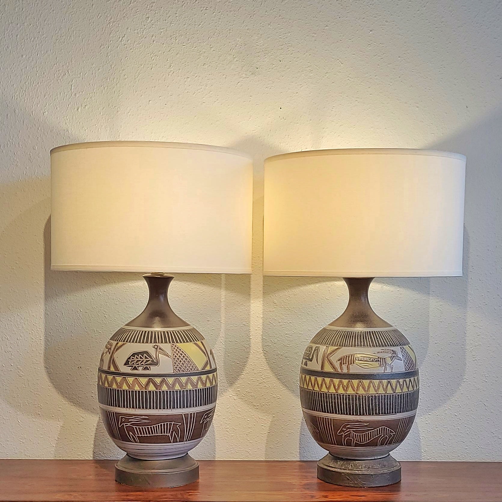 PAIR OF TABLE LAMPS WITH AFRICAN ANIMAL MOTIF