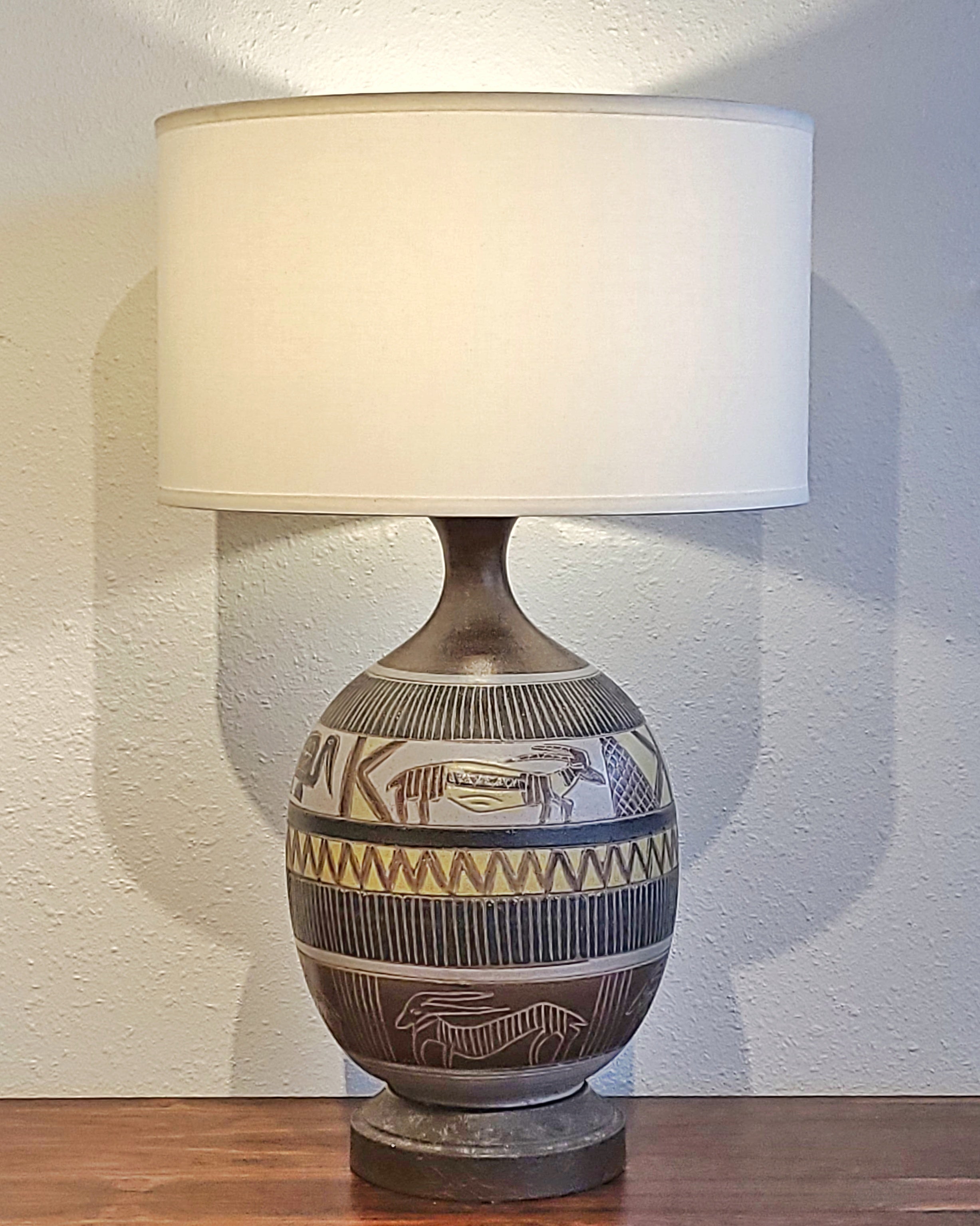 PAIR OF TABLE LAMPS WITH AFRICAN ANIMAL MOTIF