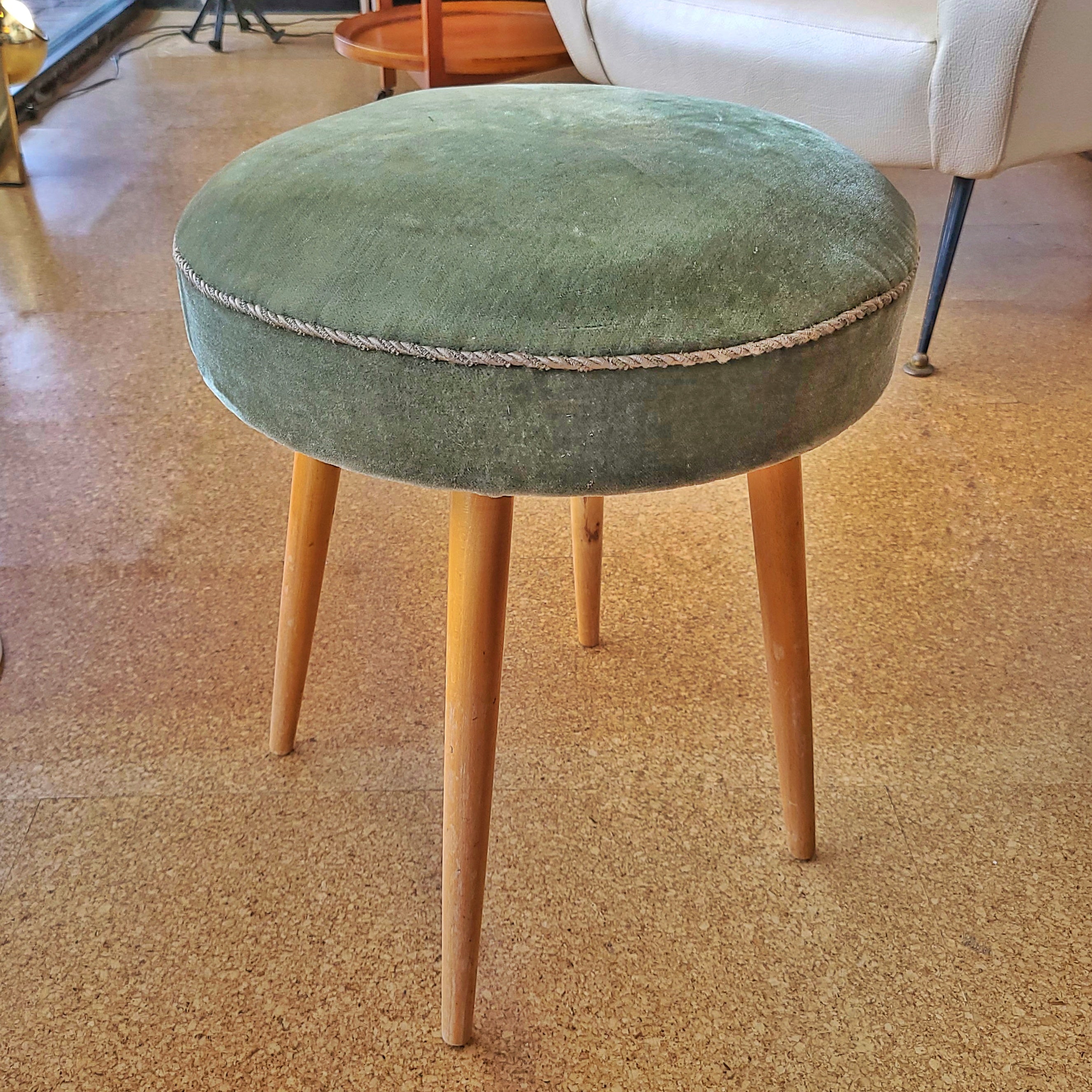 VINTAGE WALTER KNOLL POUF IN ITS ORIGINAL GREEN MOHAIR (LATE 1950s)