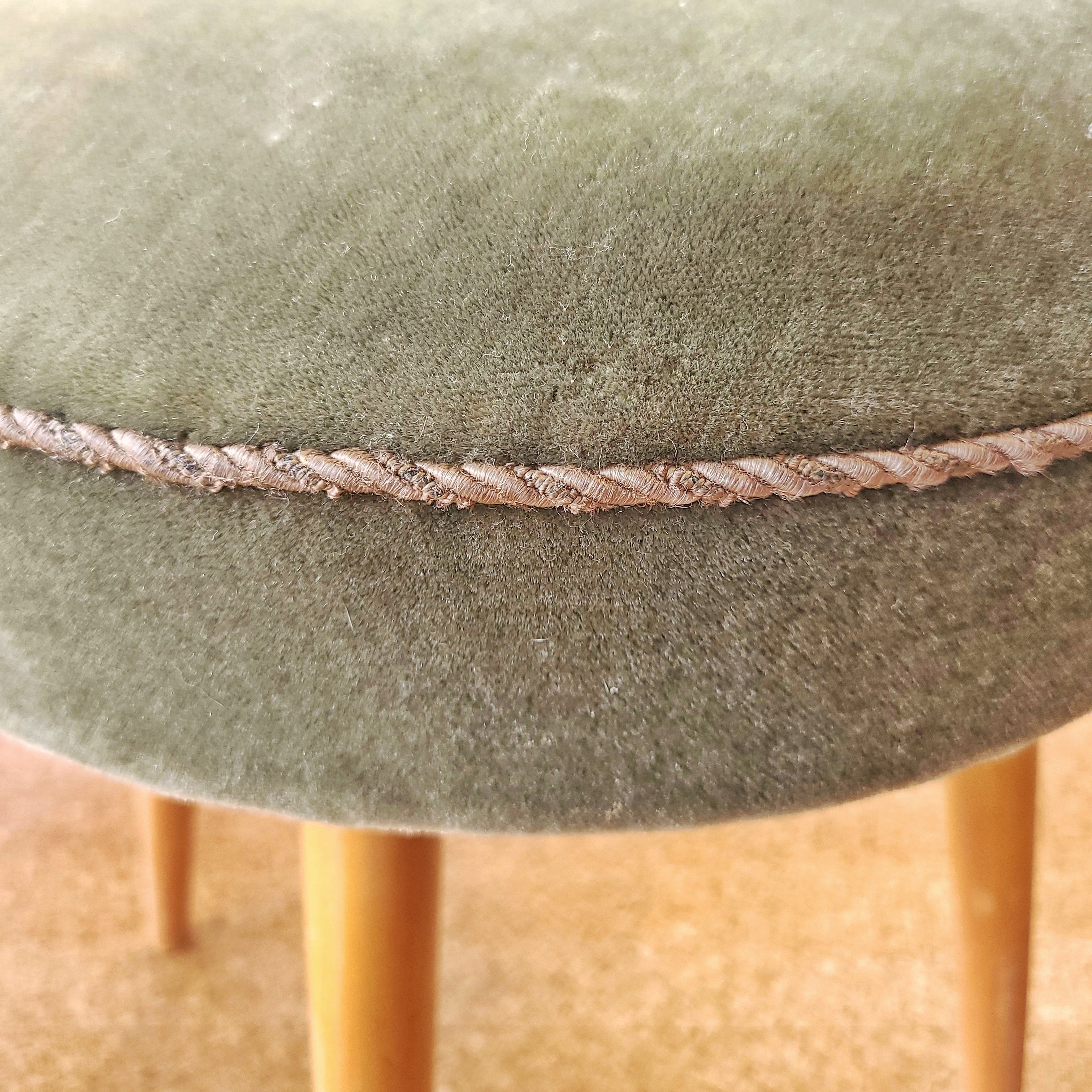 VINTAGE WALTER KNOLL POUF IN ITS ORIGINAL GREEN MOHAIR (LATE 1950s)