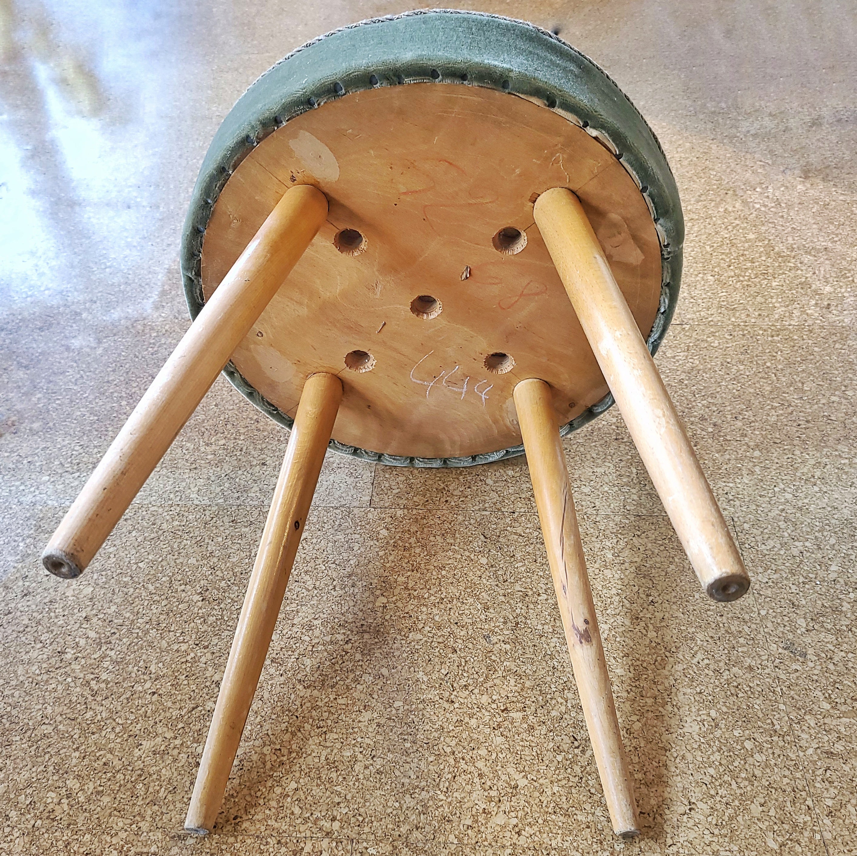 VINTAGE WALTER KNOLL POUF IN ITS ORIGINAL GREEN MOHAIR (LATE 1950s)