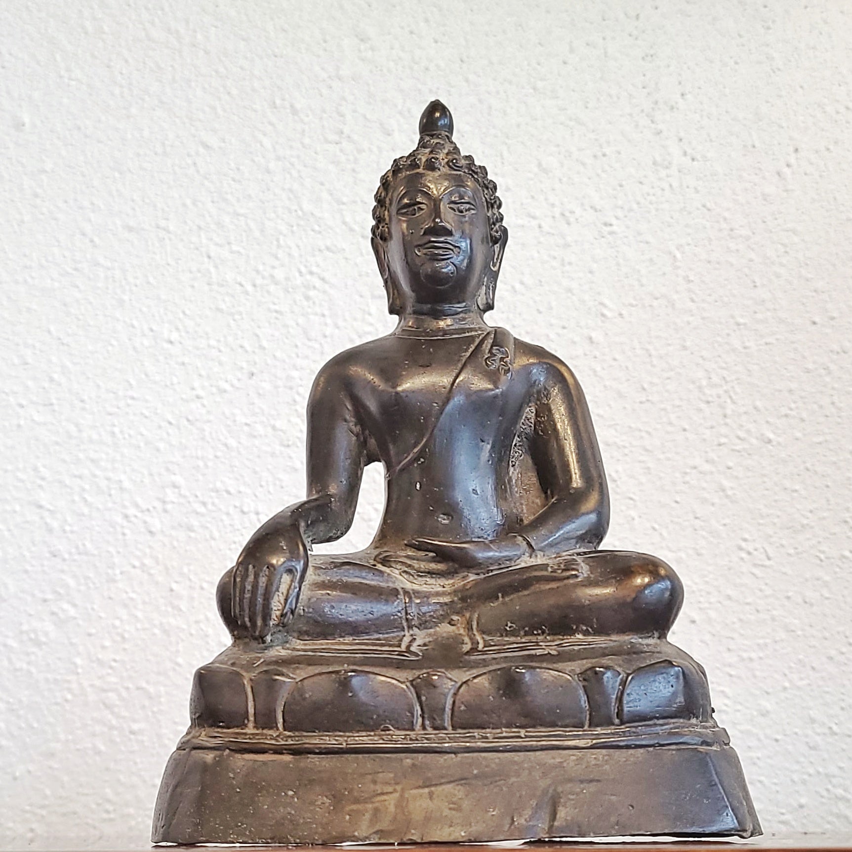 ANTIQUE CAST BRONZE SHAKYAMUNI BUDDHA DISPLAYING THE BHUMISPARSHA MUDRA