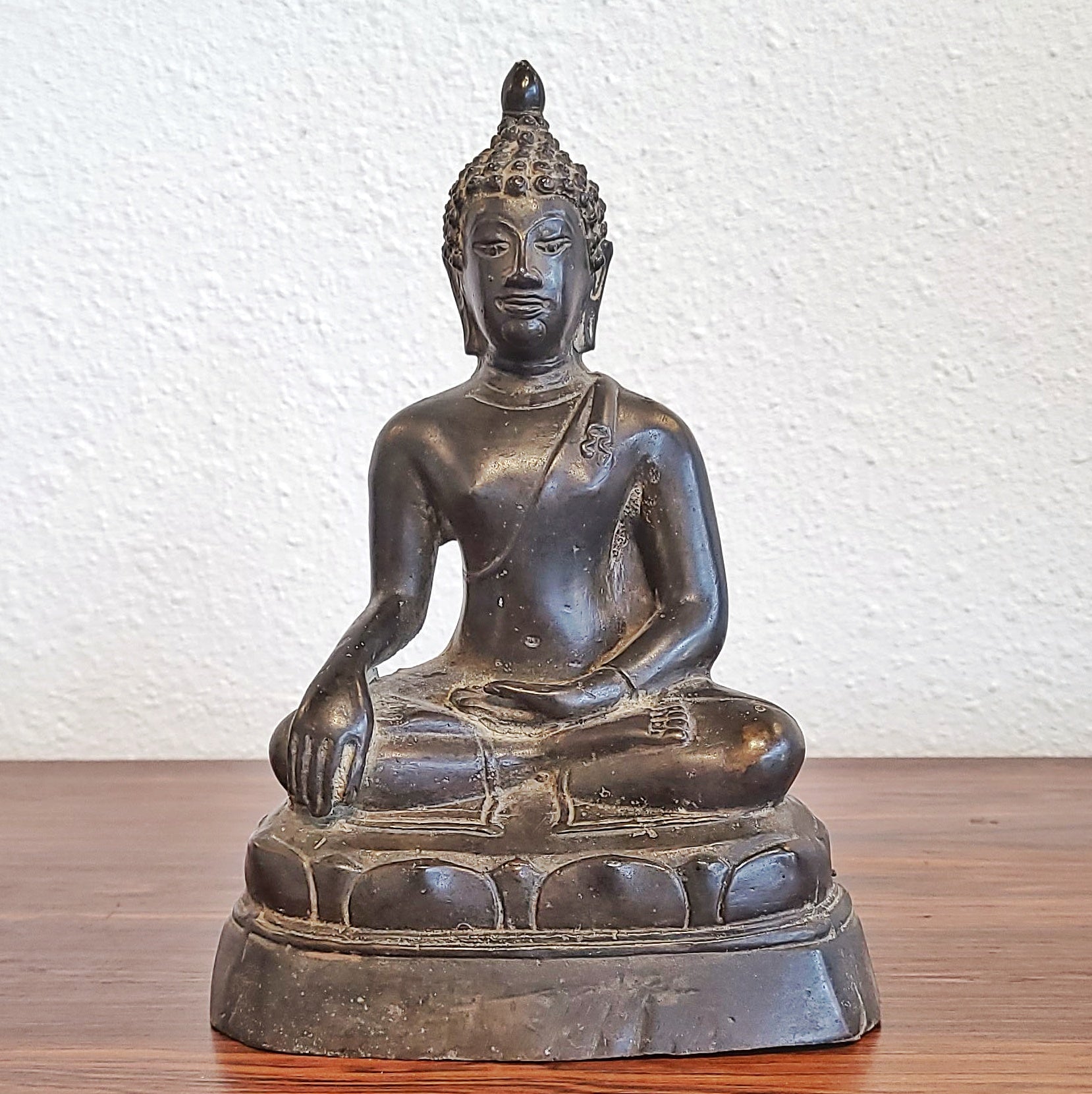 ANTIQUE CAST BRONZE SHAKYAMUNI BUDDHA DISPLAYING THE BHUMISPARSHA MUDRA