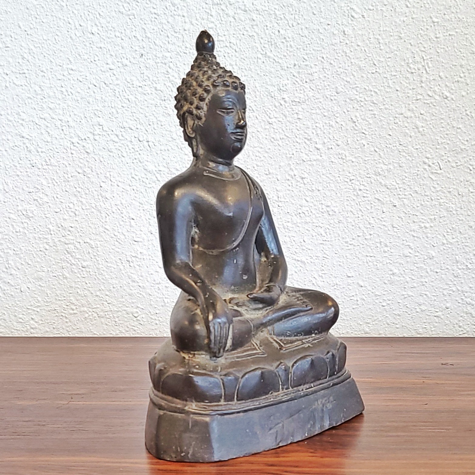 ANTIQUE CAST BRONZE SHAKYAMUNI BUDDHA DISPLAYING THE BHUMISPARSHA MUDRA