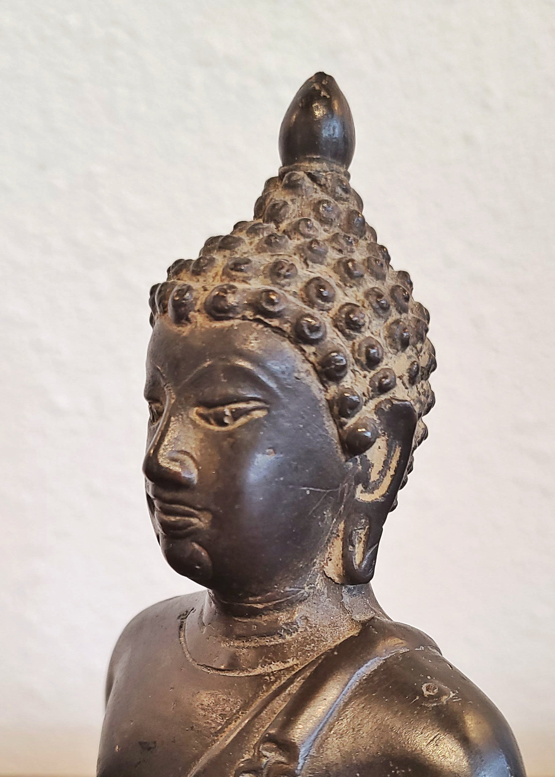 ANTIQUE CAST BRONZE SHAKYAMUNI BUDDHA DISPLAYING THE BHUMISPARSHA MUDRA