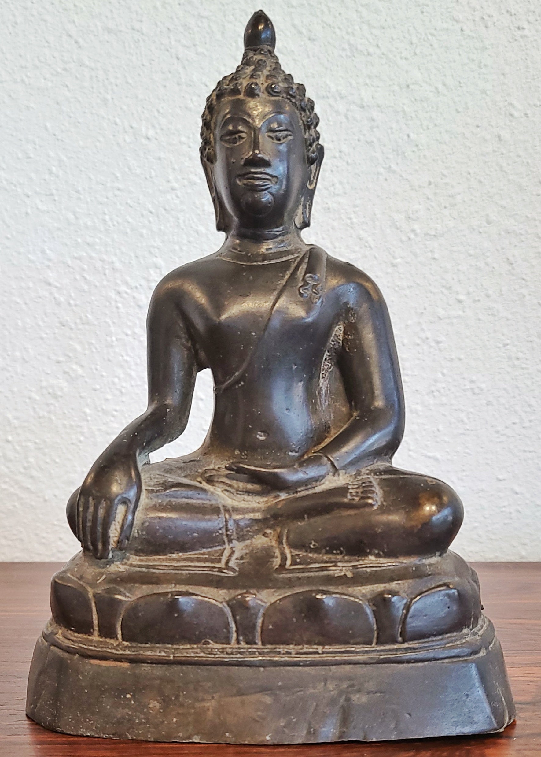 ANTIQUE CAST BRONZE SHAKYAMUNI BUDDHA DISPLAYING THE BHUMISPARSHA MUDRA