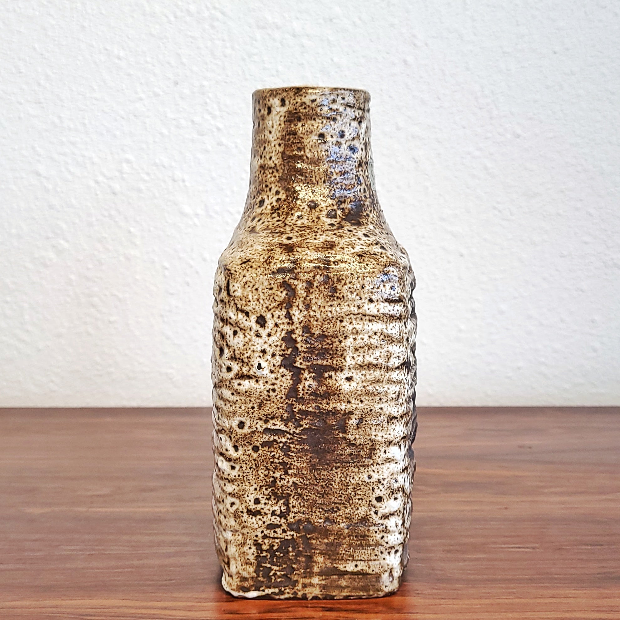 CARSTENS TÖNNIESHOF ‘LUXUS’ SERIES RELIEF DÉCOR HANDLE VASE Nr. 7785/20