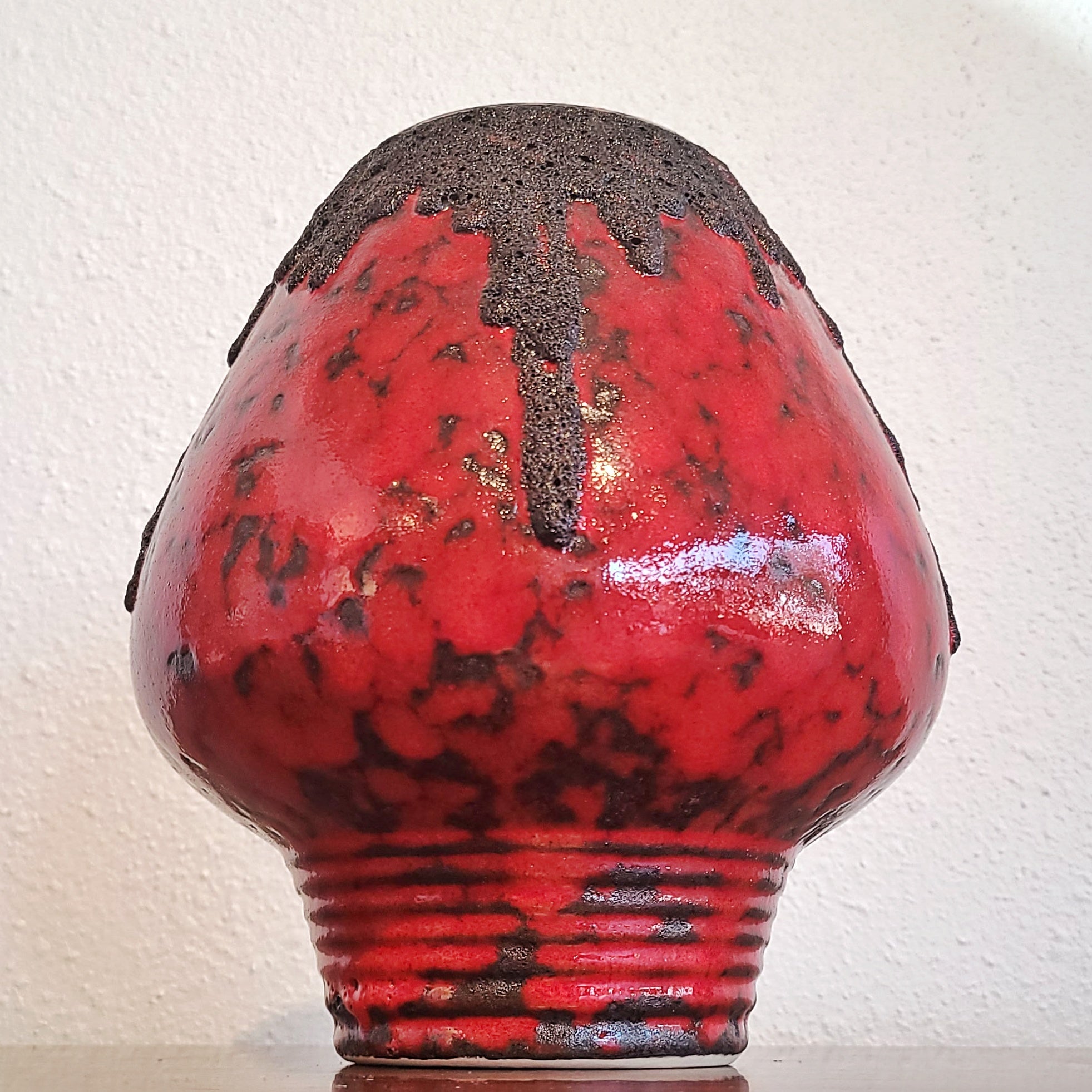 RED FOHR MUSHROOM VASE Nr. 351/24 WITH BLACK VOLCANIC LAVA