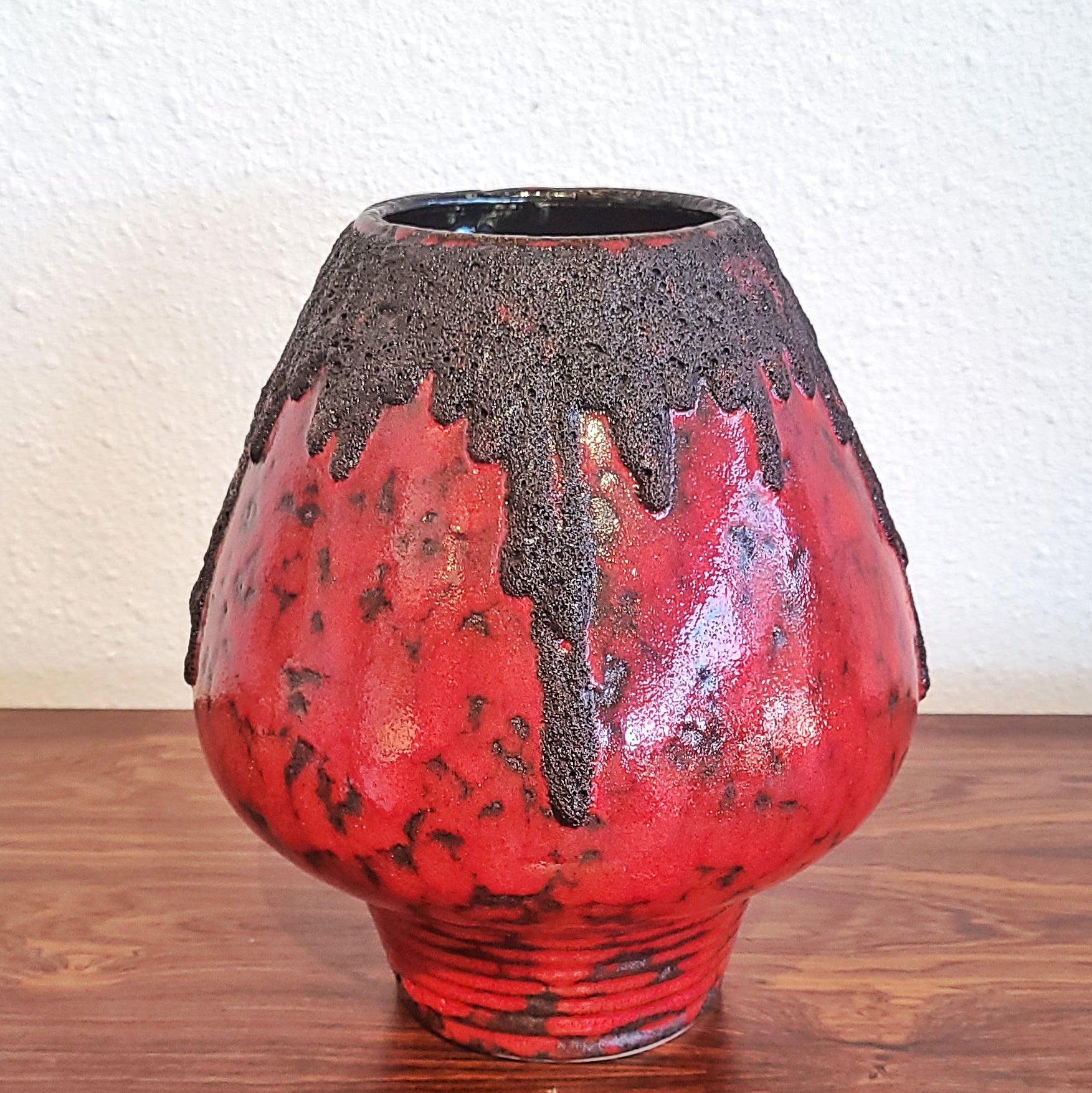 RED FOHR MUSHROOM VASE Nr. 351/24 WITH BLACK VOLCANIC LAVA