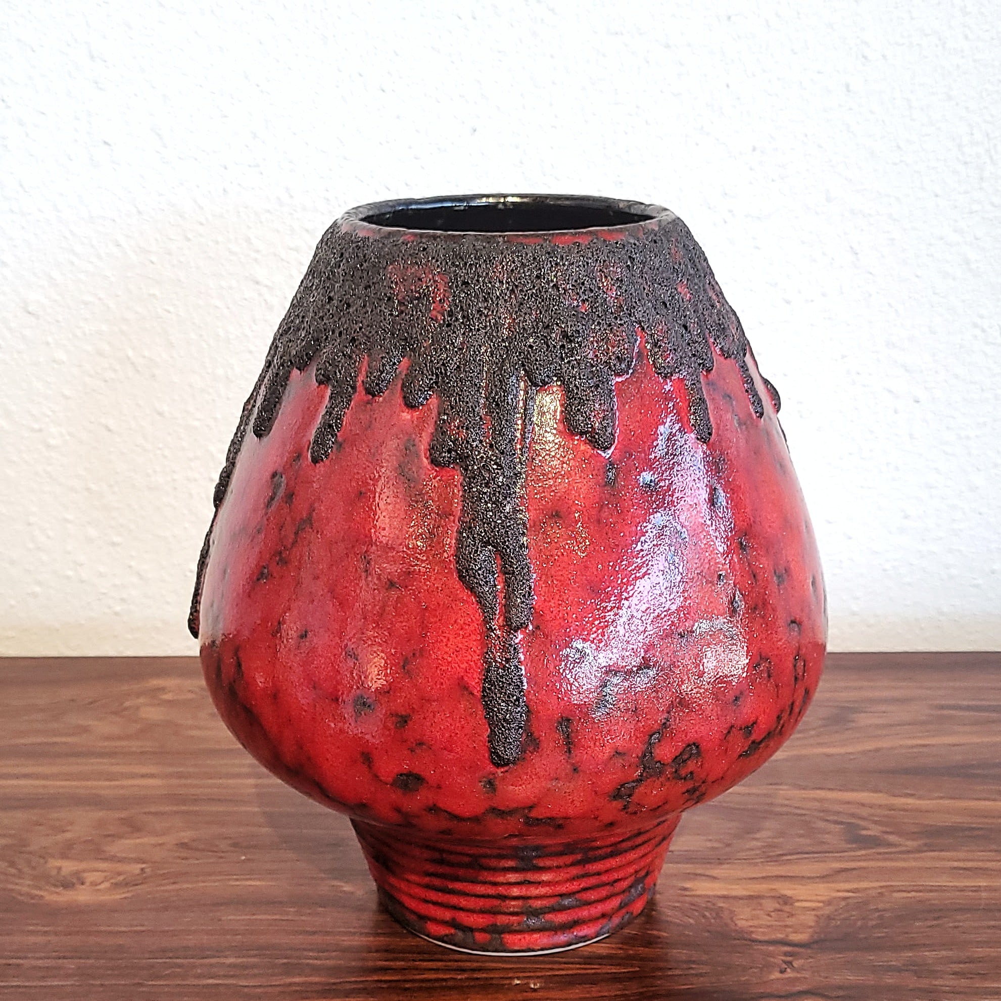 RED FOHR MUSHROOM VASE Nr. 351/24 WITH BLACK VOLCANIC LAVA