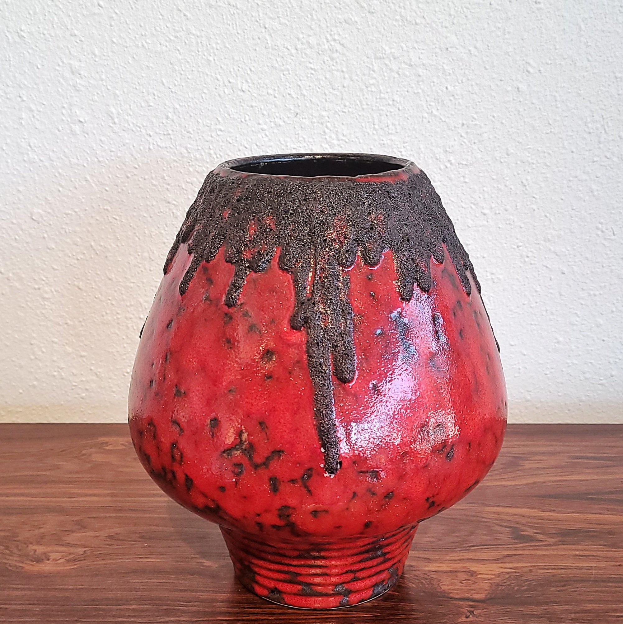 RED FOHR MUSHROOM VASE Nr. 351/24 WITH BLACK VOLCANIC LAVA