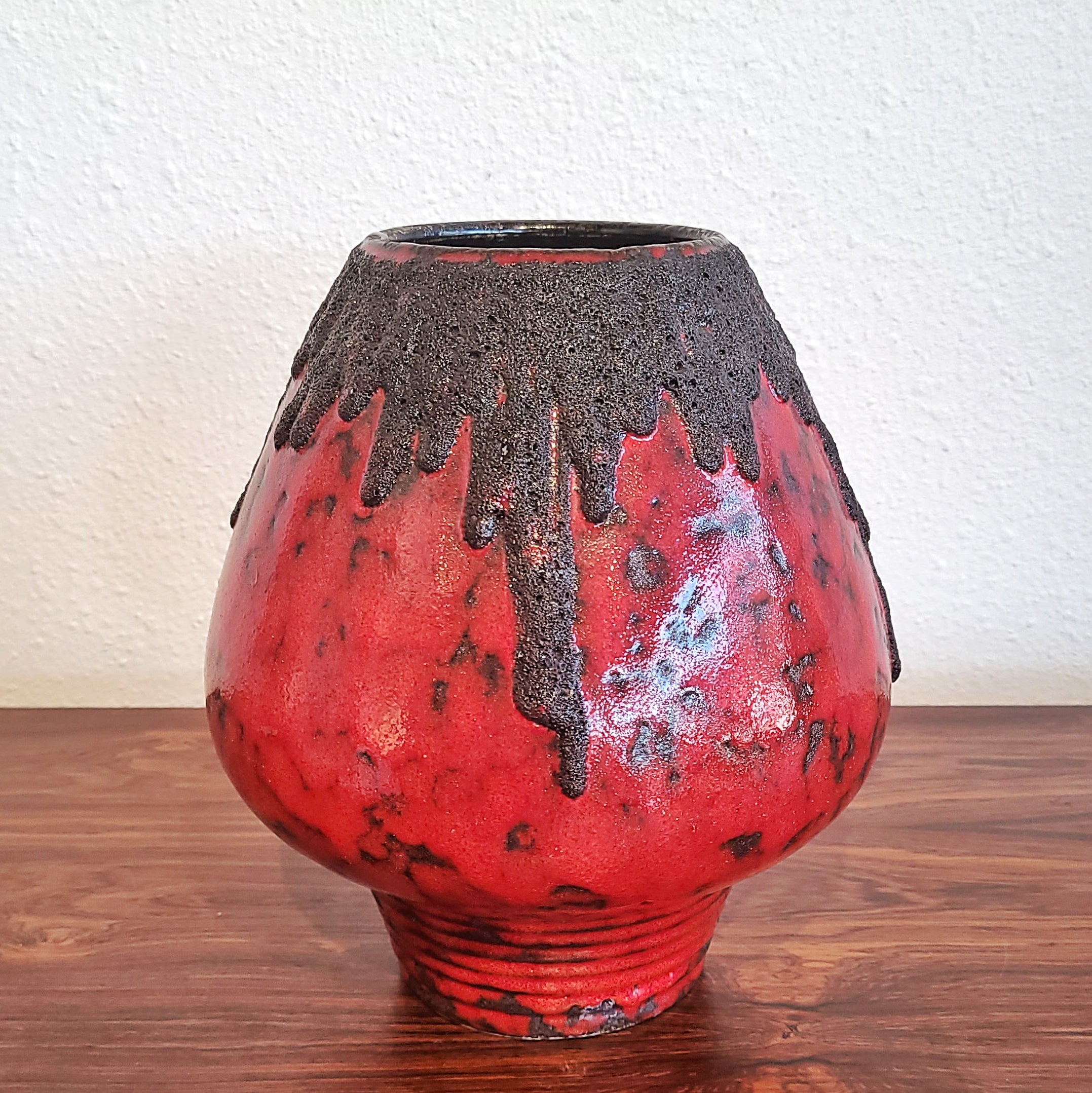 RED FOHR MUSHROOM VASE Nr. 351/24 WITH BLACK VOLCANIC LAVA