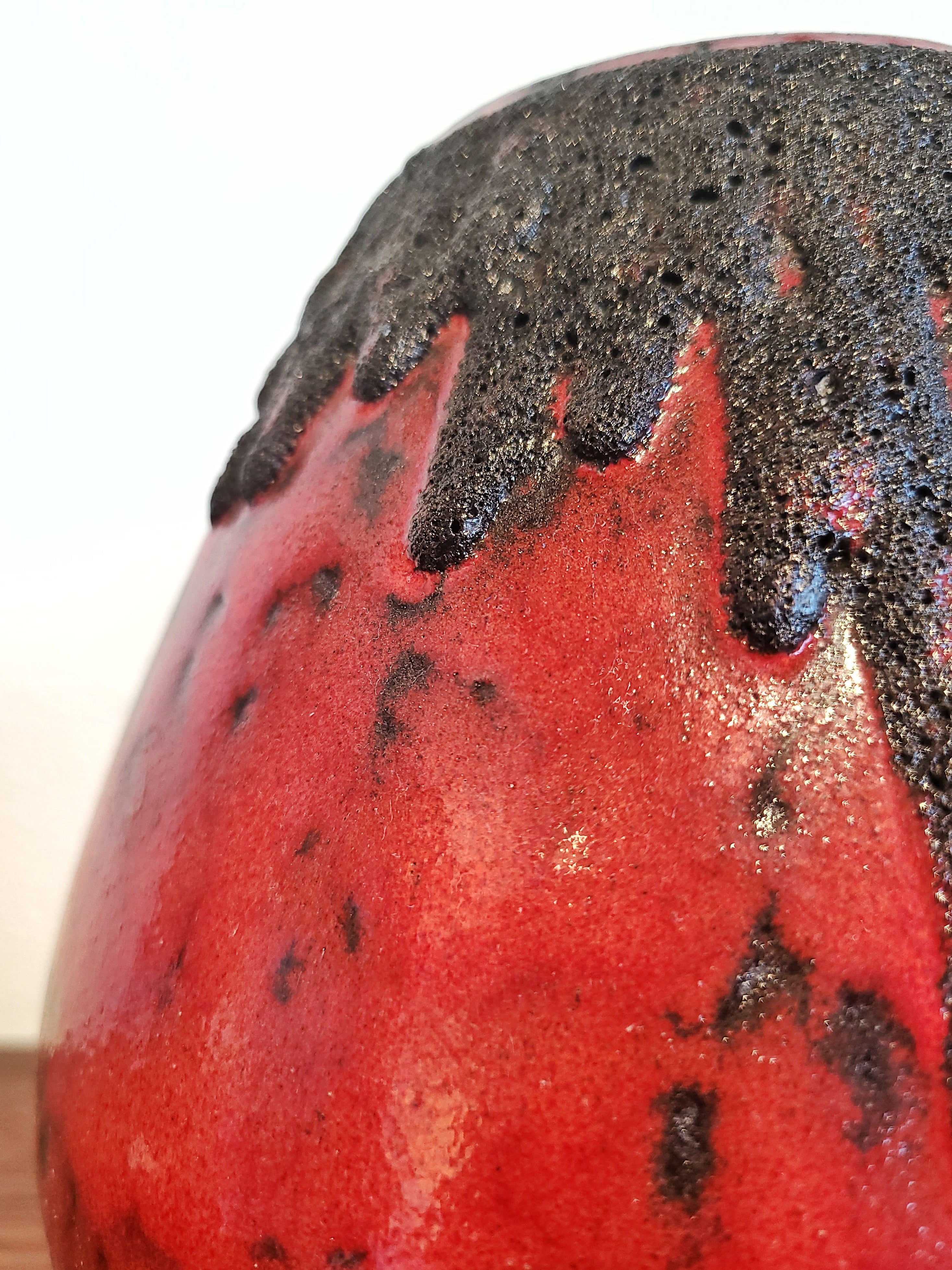 RED FOHR MUSHROOM VASE Nr. 351/24 WITH BLACK VOLCANIC LAVA