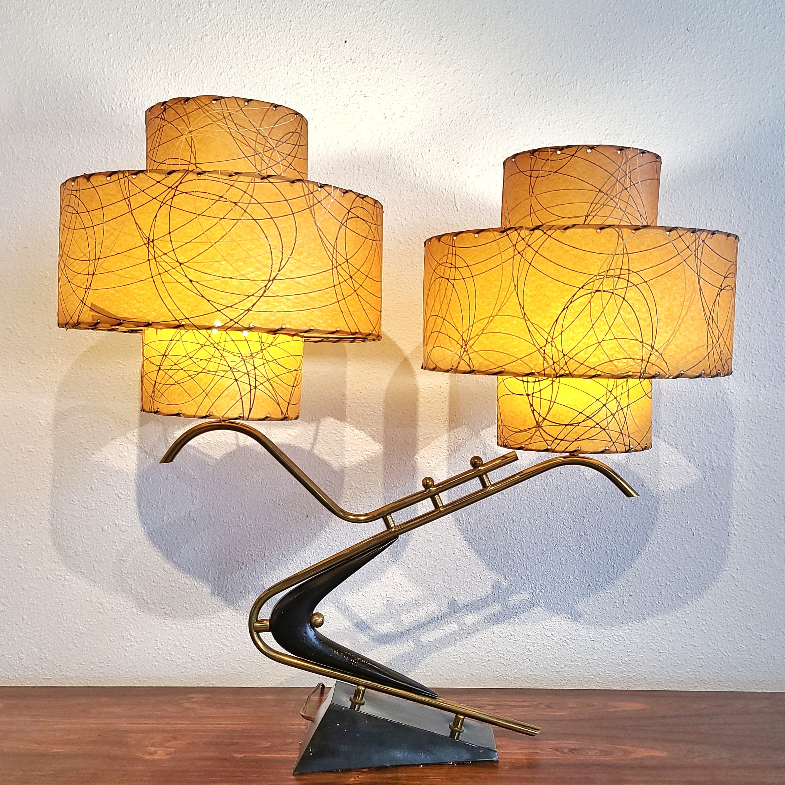 1950s ‘BOOMERANG’ TABLE LAMPS WITH TRIPLE-LEVEL FIBERGLASS SHADES (PAIR)