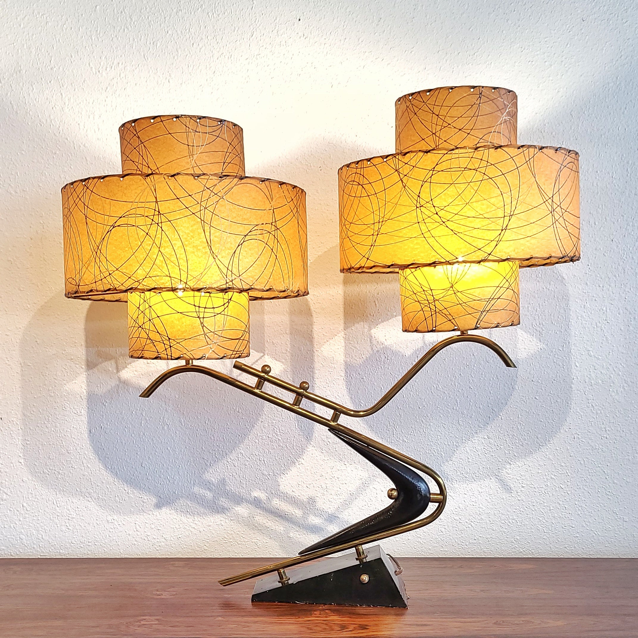 1950s ‘BOOMERANG’ TABLE LAMPS WITH TRIPLE-LEVEL FIBERGLASS SHADES (PAIR)