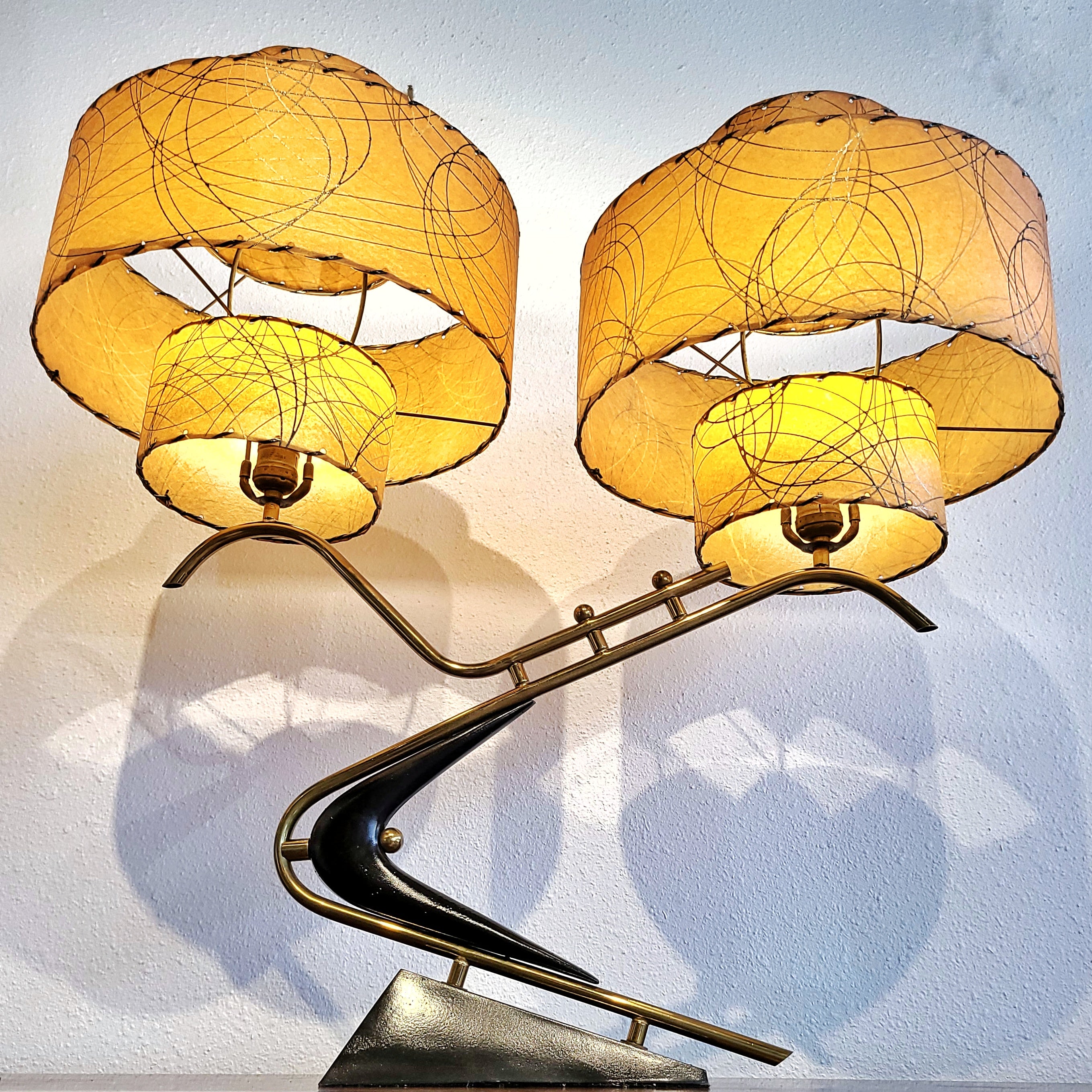 1950s ‘BOOMERANG’ TABLE LAMPS WITH TRIPLE-LEVEL FIBERGLASS SHADES (PAIR)