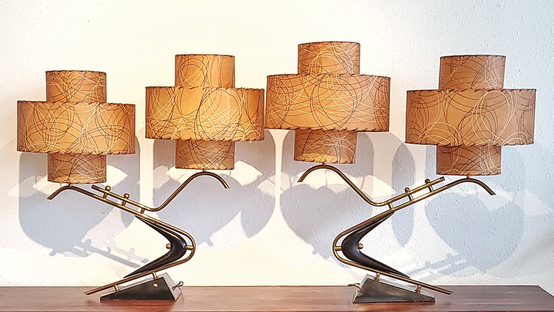 1950s ‘BOOMERANG’ TABLE LAMPS WITH TRIPLE-LEVEL FIBERGLASS SHADES (PAIR)