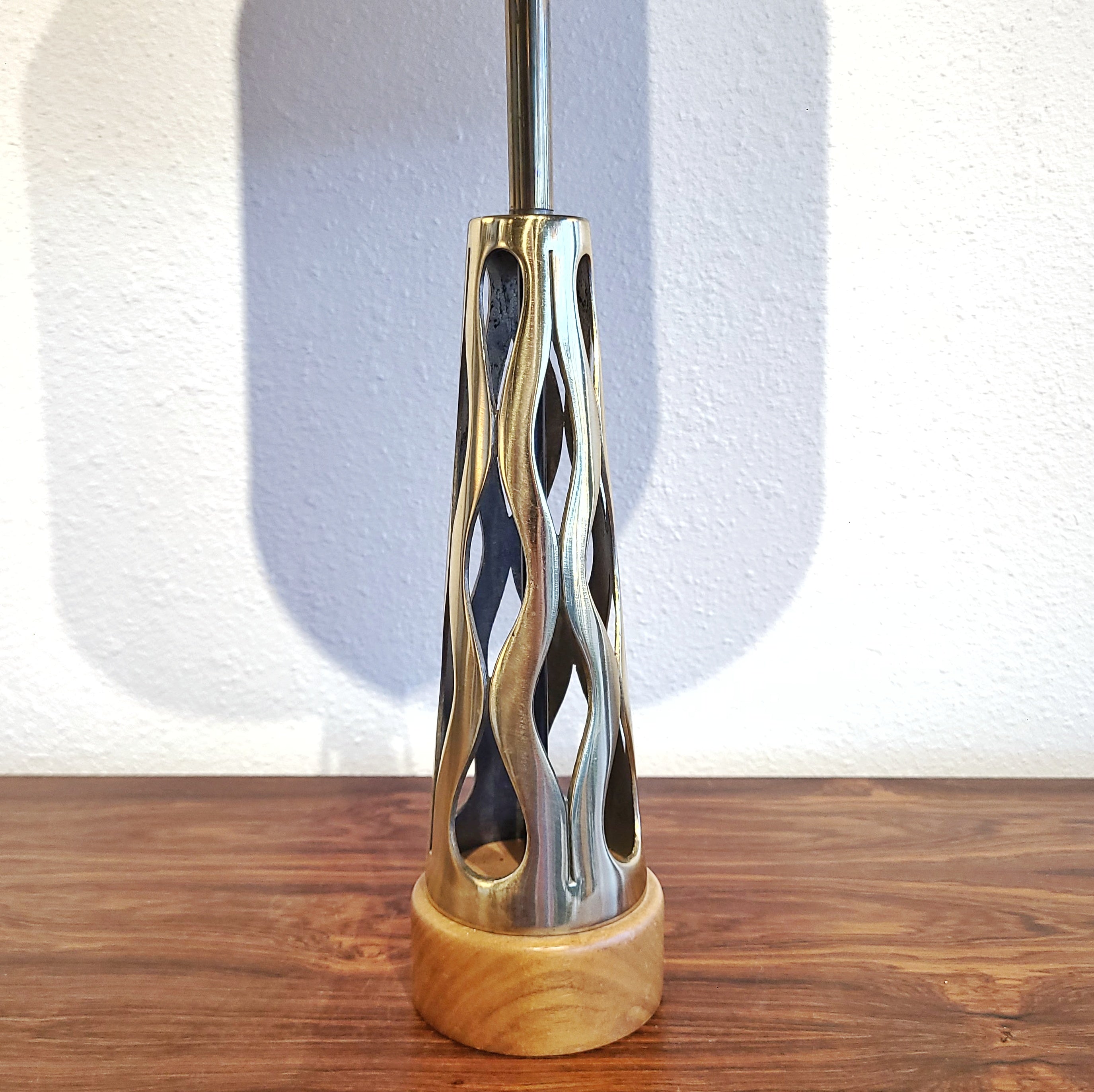 TONY PAUL BRASS AND WALNUT TABLE LAMP FOR WESTWOOD INDUSTRIES (1950s)