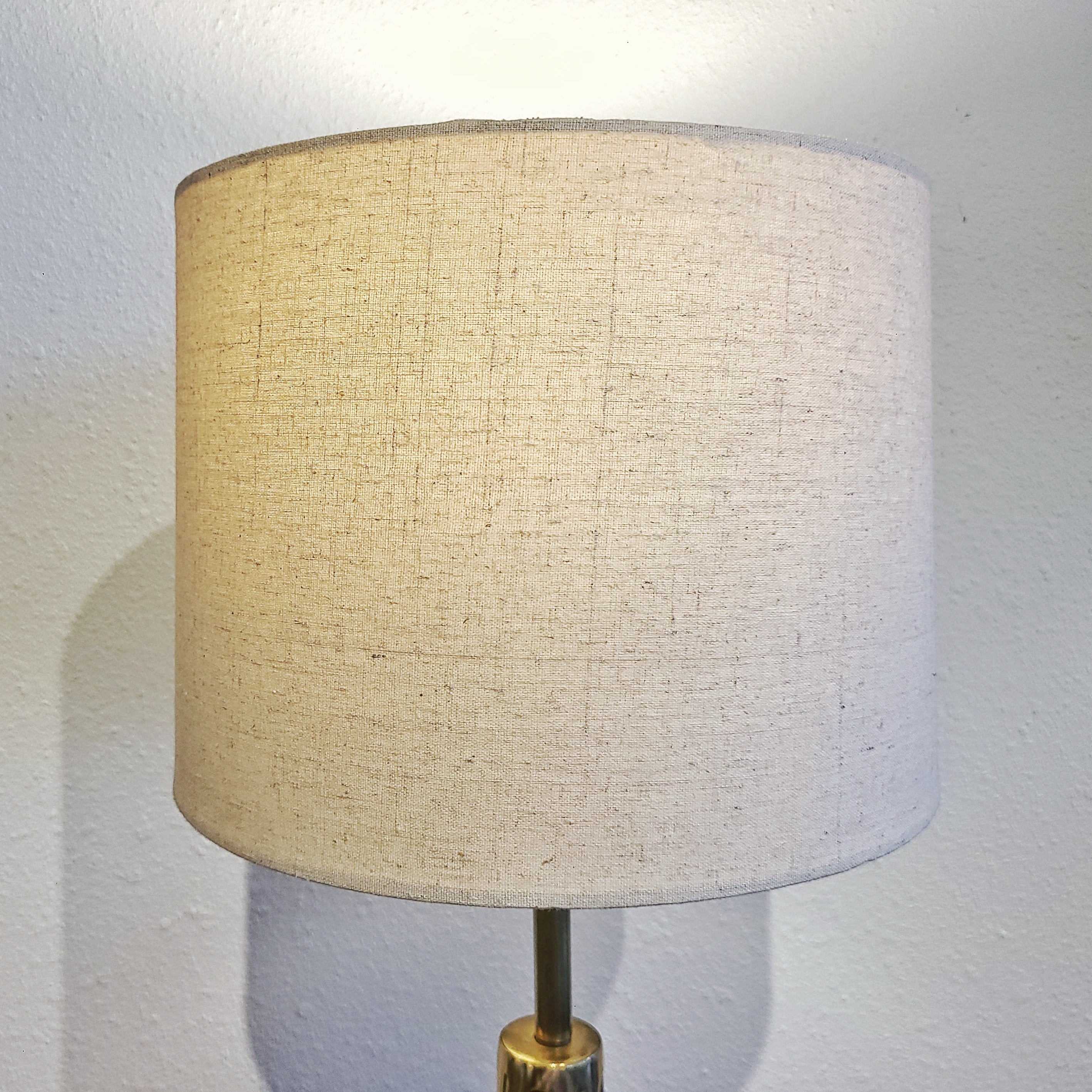 TONY PAUL BRASS AND WALNUT TABLE LAMP FOR WESTWOOD INDUSTRIES (1950s)