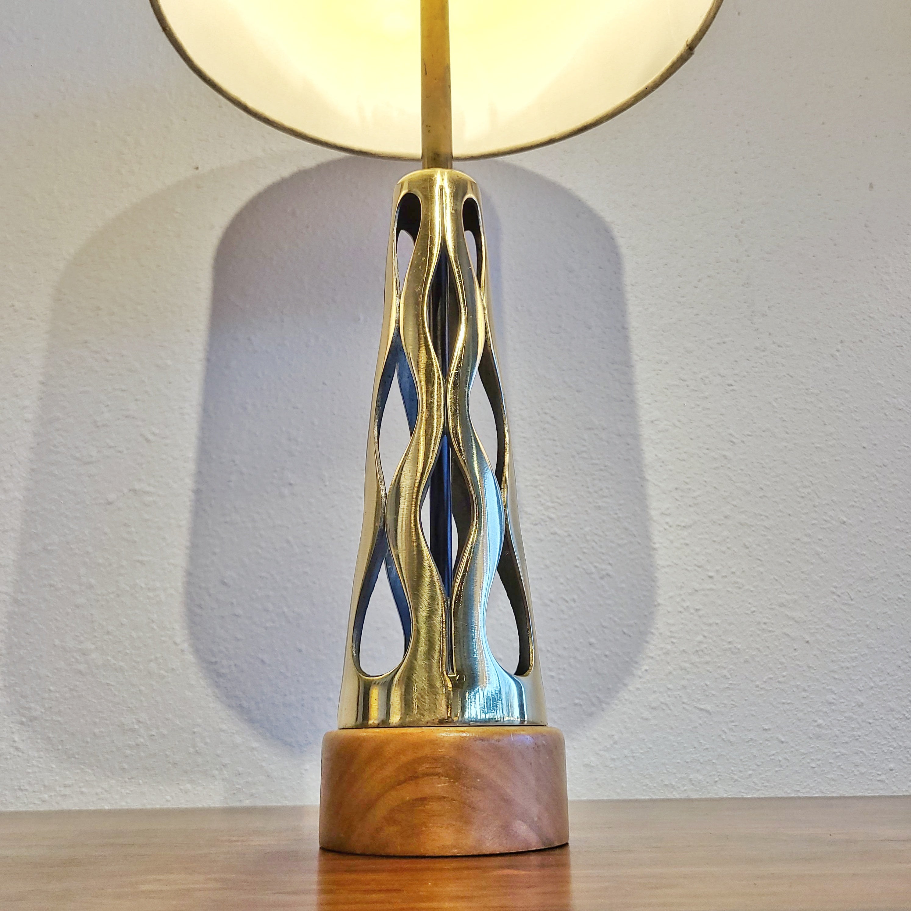 TONY PAUL BRASS AND WALNUT TABLE LAMP FOR WESTWOOD INDUSTRIES (1950s)