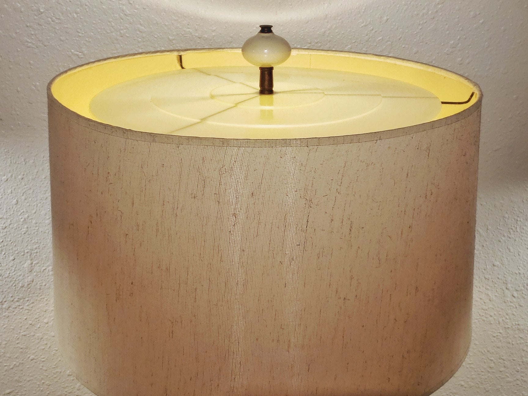 MODERN CERAMIC AND BRASS TABLE LAMP IN THE STYLE OF JOUVE