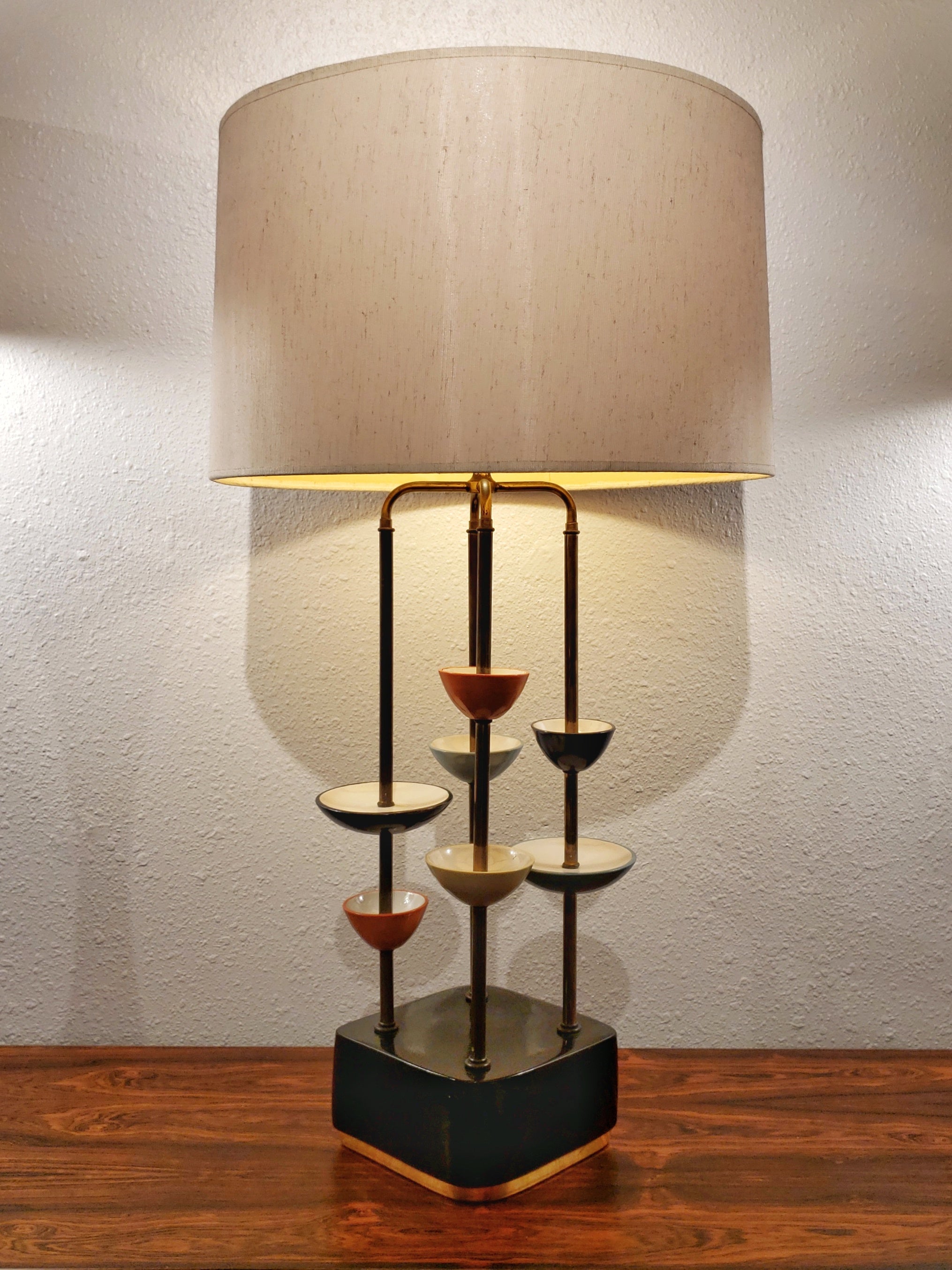 MODERN CERAMIC AND BRASS TABLE LAMP IN THE STYLE OF JOUVE