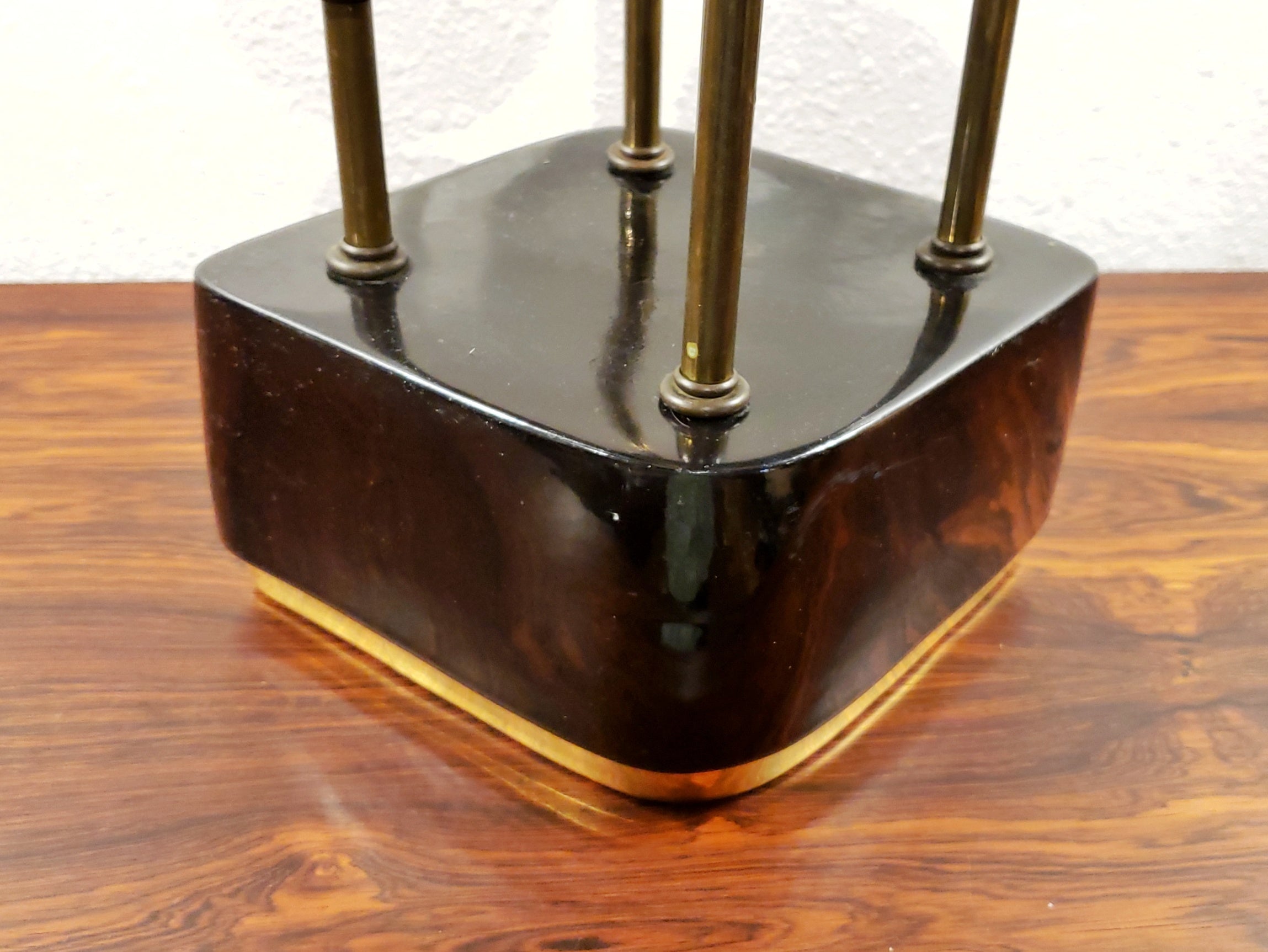 MODERN CERAMIC AND BRASS TABLE LAMP IN THE STYLE OF JOUVE