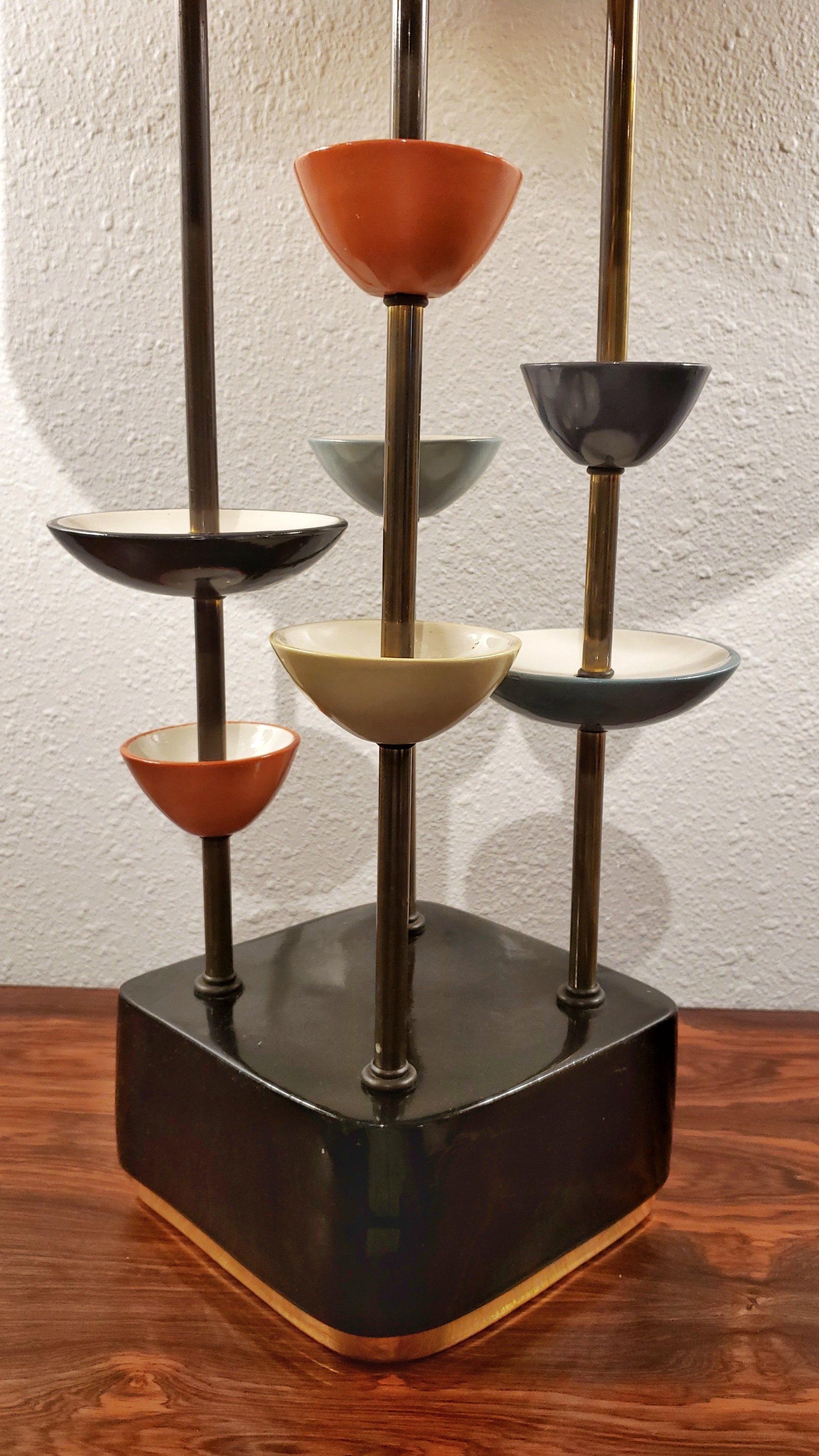 MODERN CERAMIC AND BRASS TABLE LAMP IN THE STYLE OF JOUVE