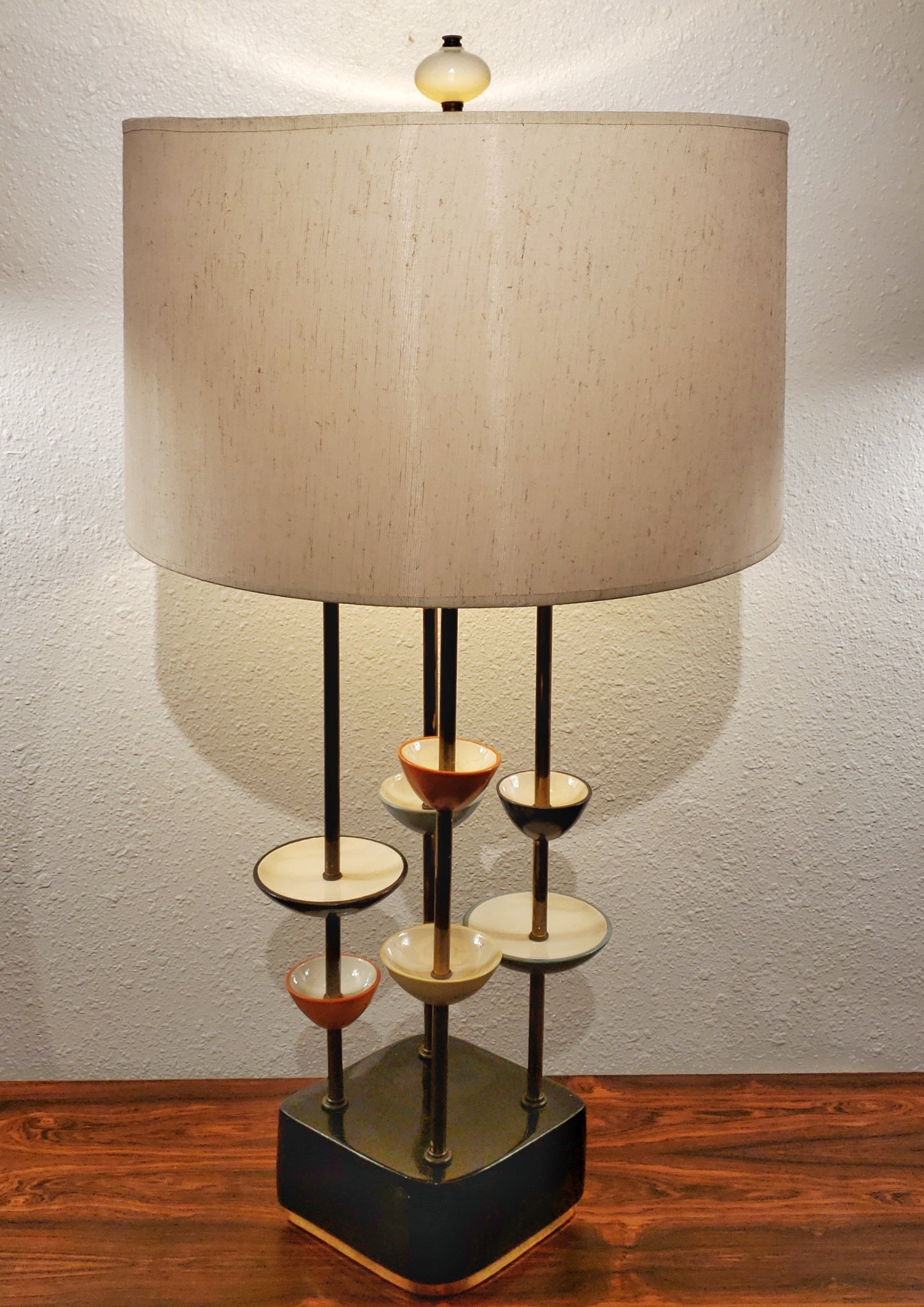 MODERN CERAMIC AND BRASS TABLE LAMP IN THE STYLE OF JOUVE