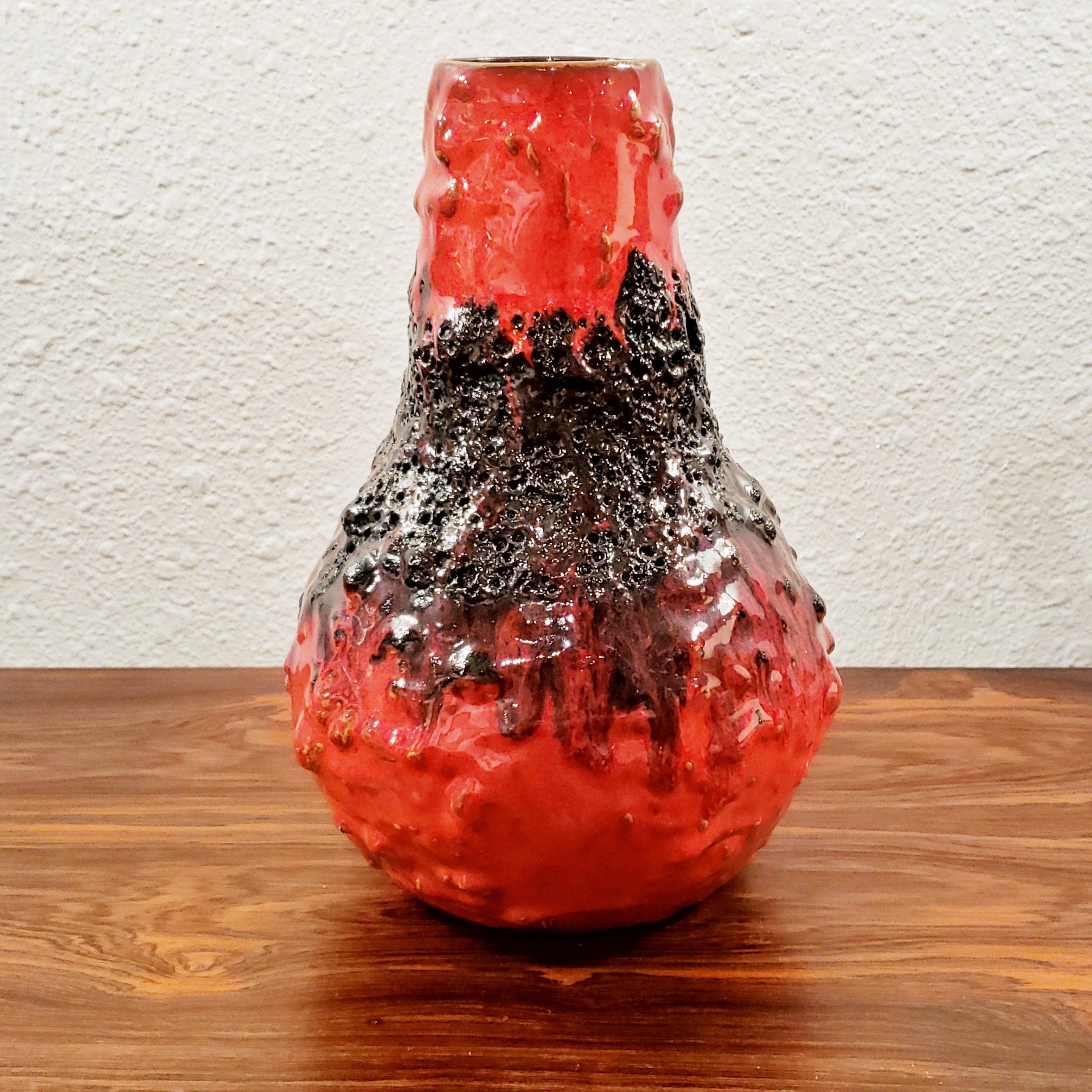 KREUTZ KERAMIK RED/BLACK FAT-LAVA JUG VASE 201 (23.5 cm)